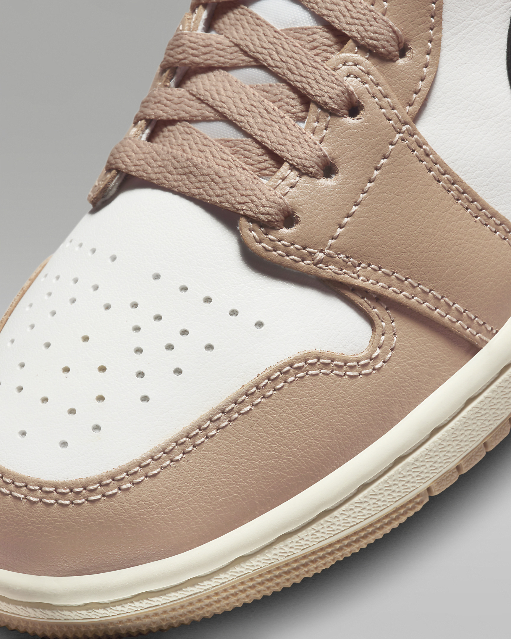 Air Jordan 1 Mid Women's Shoes - 7