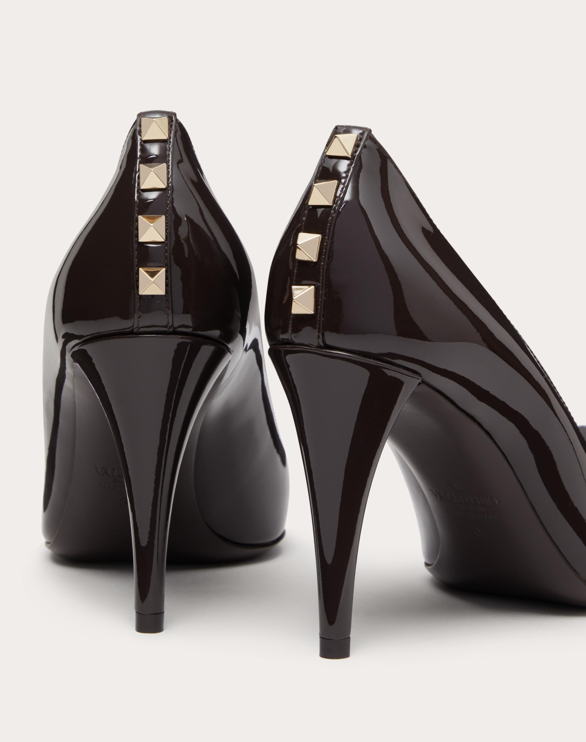 Rockstud patent leather pumps