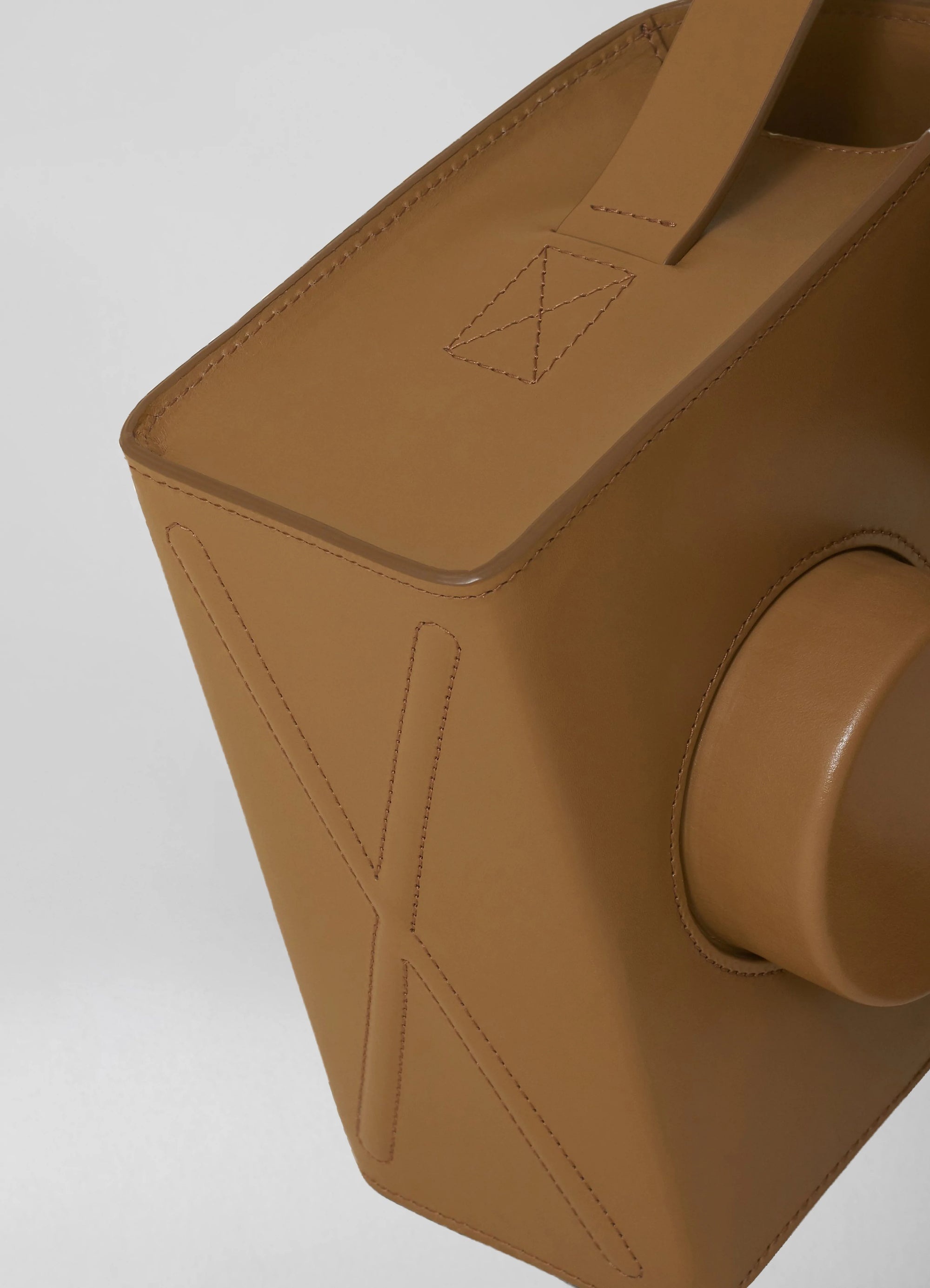 CAMERA BAG / ONLINE EXCLUSIVE
VEGETABLE-TANNED LEATHER - 3