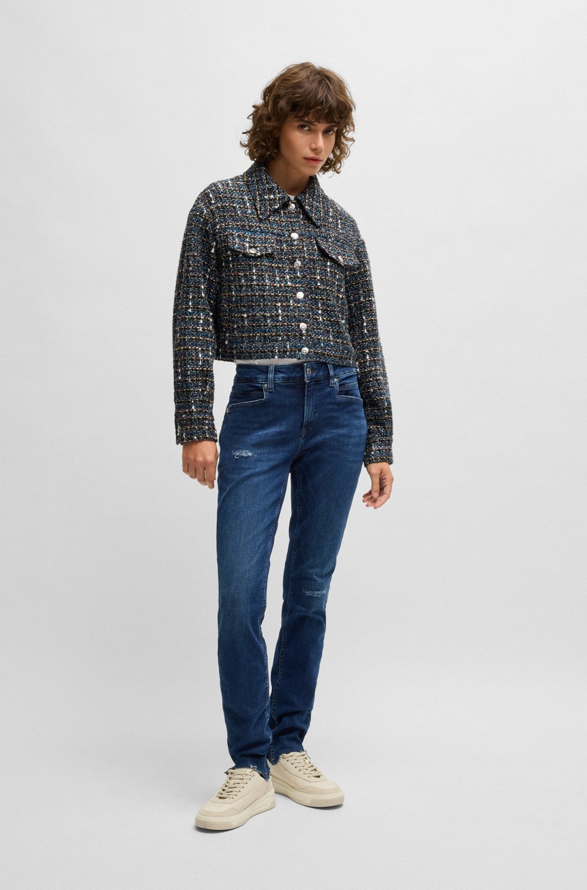 BLUE JEANS IN DISTRESSED STRETCH DENIM WITH FRAYED HEMS - 3