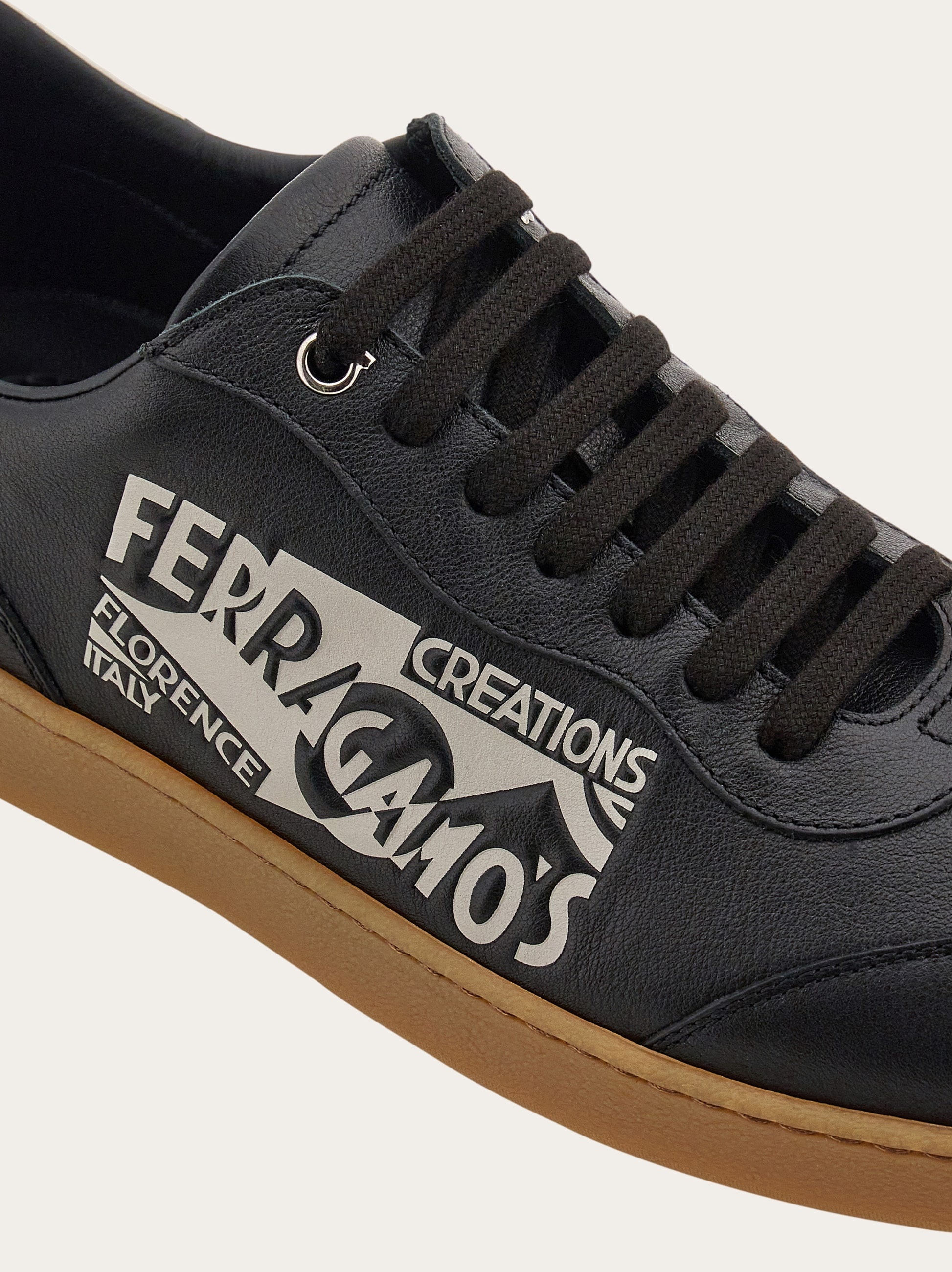 Low top sneaker with logo - 6