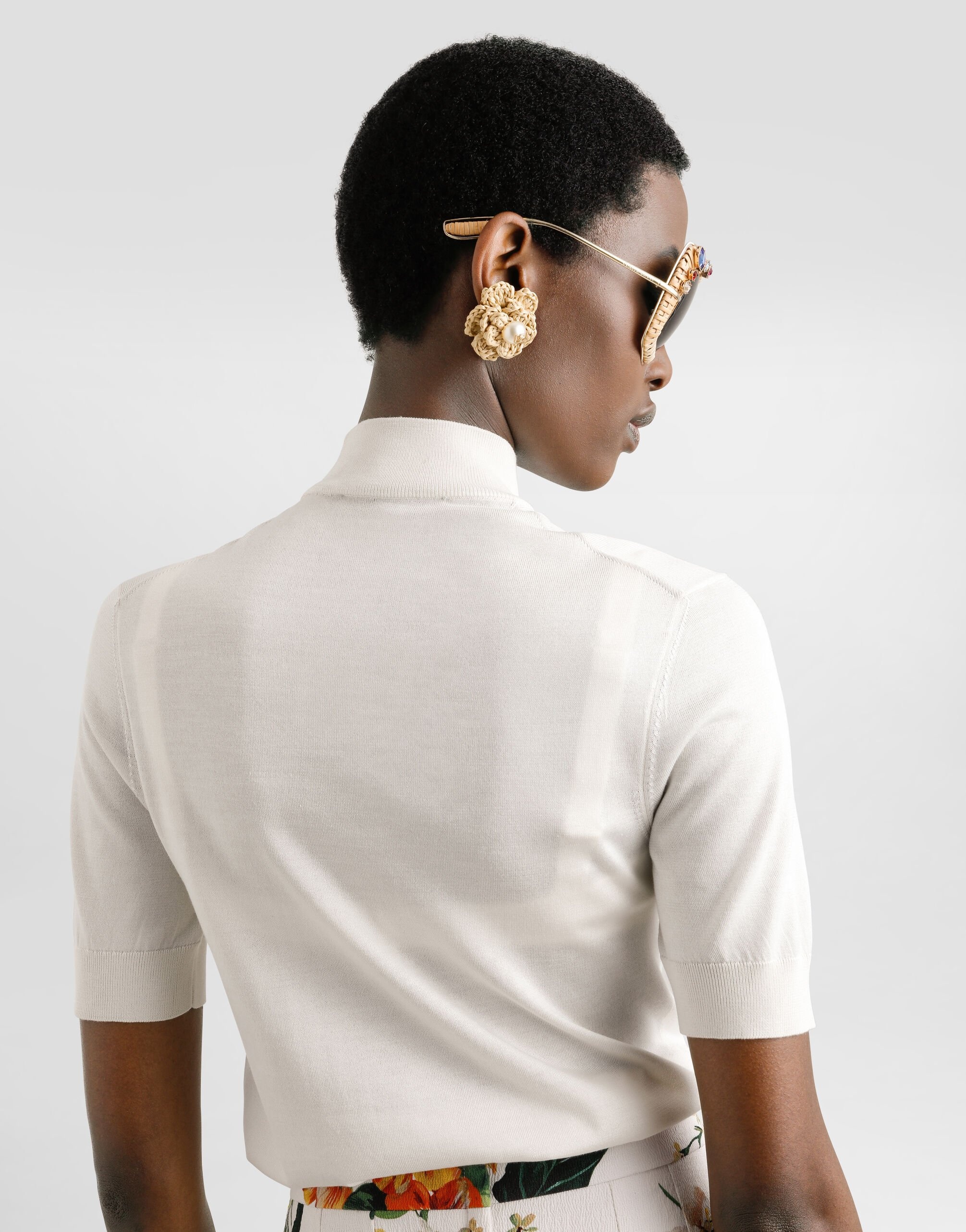 Silk pullover with flower brooch - 5