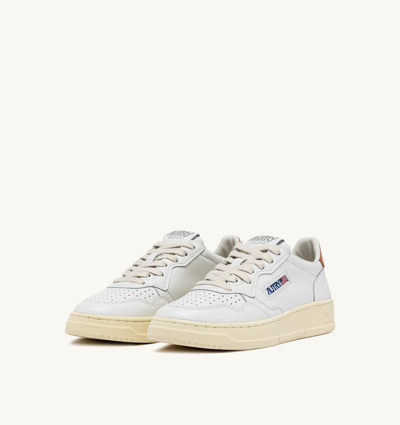 AUTRY MEDALIST LOW SNEAKERS IN WHITE AND SANDSTORM LEATHER outlook