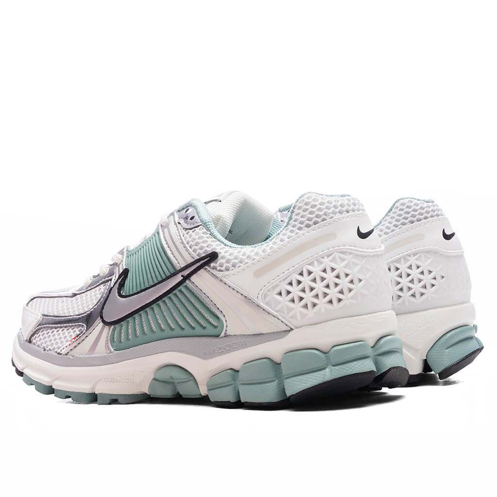 WOMEN'S ZOOM VOMERO 5 - SUMMIT WHITE/METALLIC SILVER/WOLF GREY - 3
