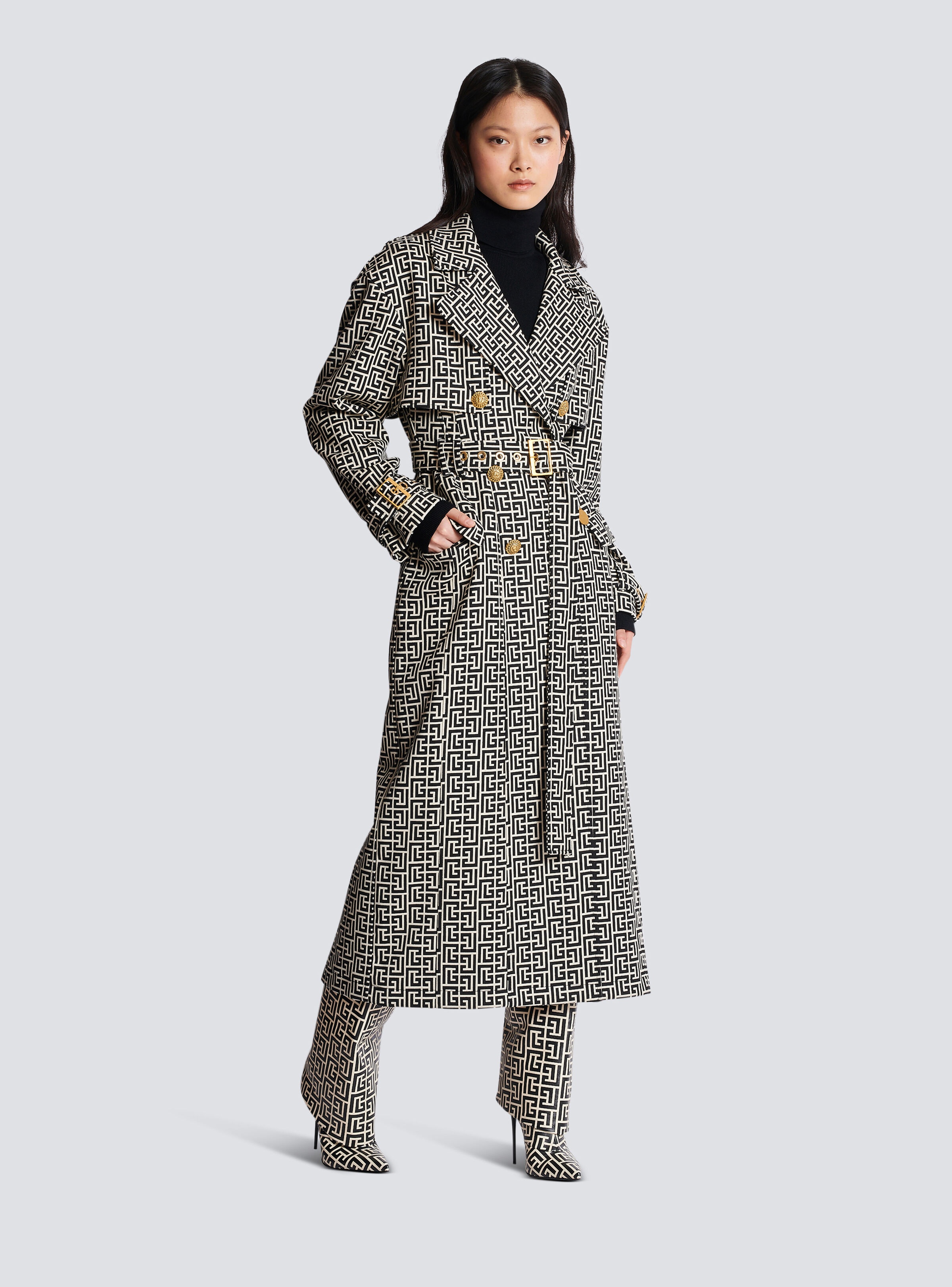 Monogrammed trench coat - 3
