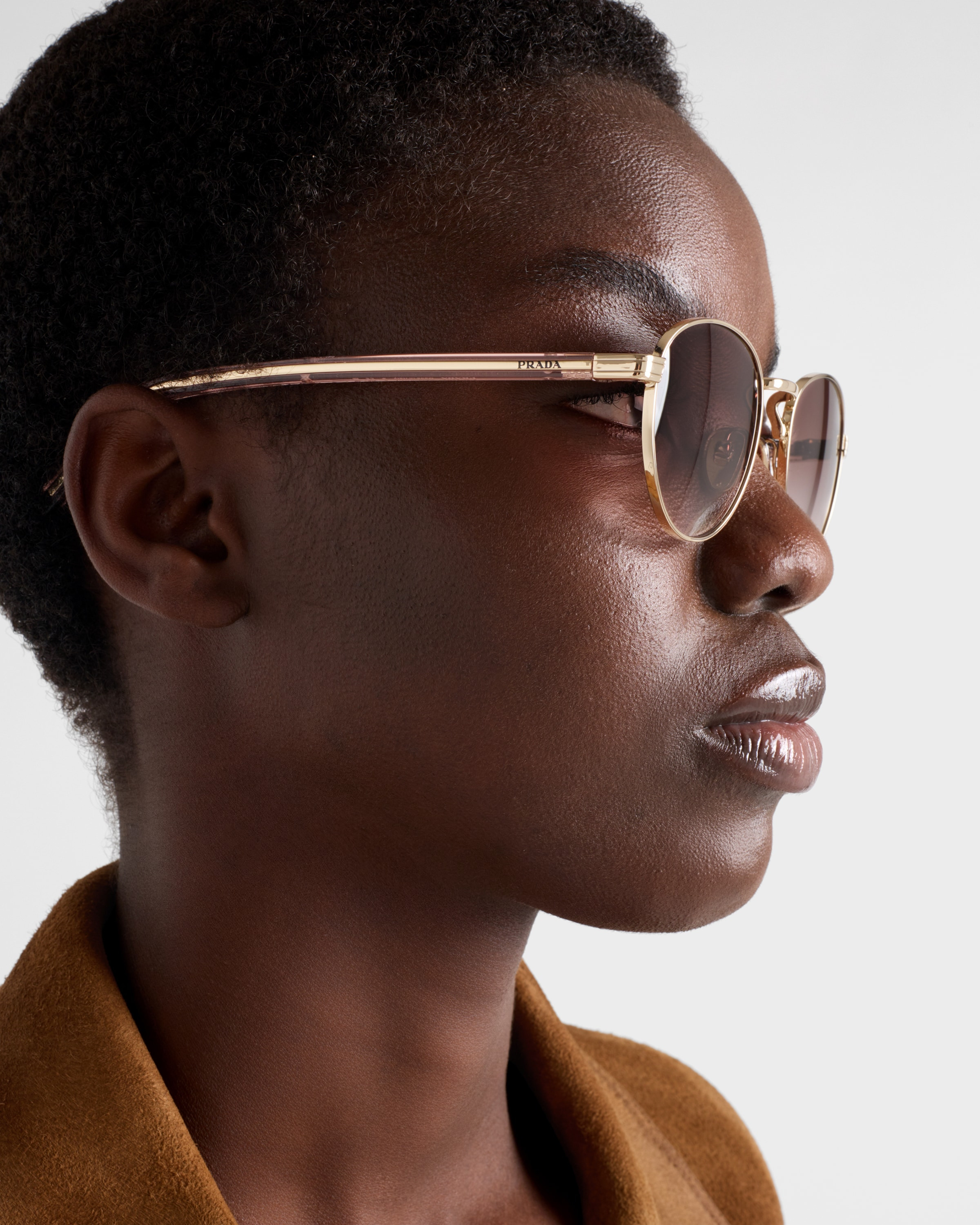 Sunglasses with the iconic metal plaque - 2