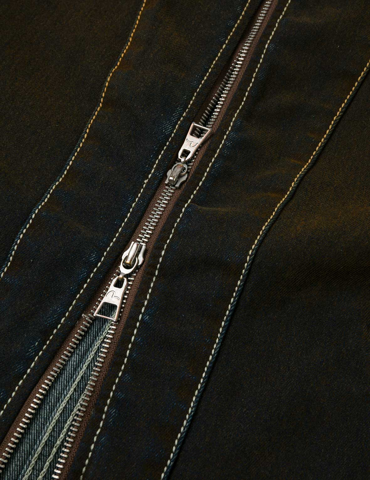 Contrast Stitch Design and Kamon Leather Label Regular Fit Denim Jacket - 7