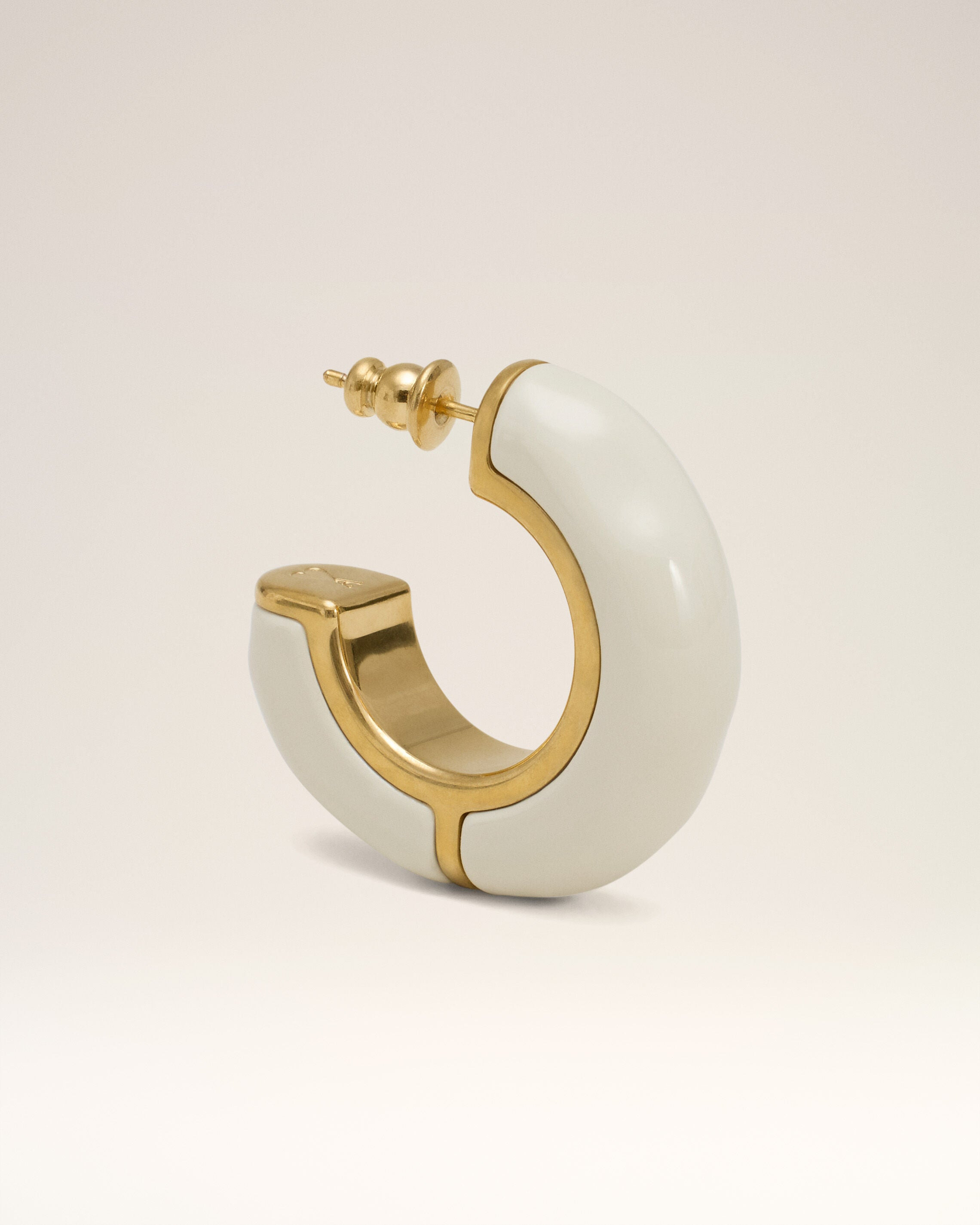 WHITE BRASS HAMMERED LACQUERED EARRINGS - 4