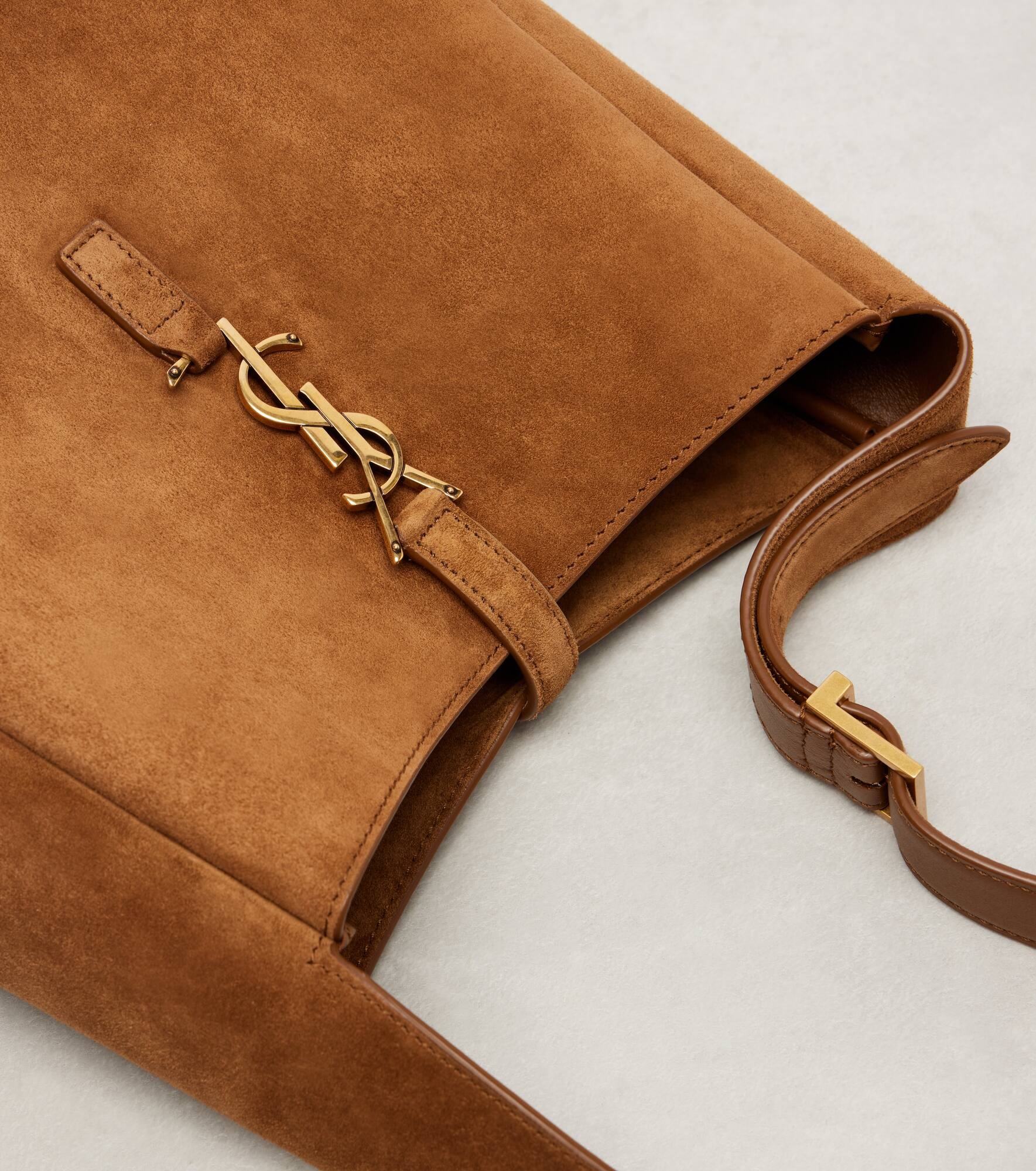 Le 5 à 7 Supple Small suede shoulder bag - 6