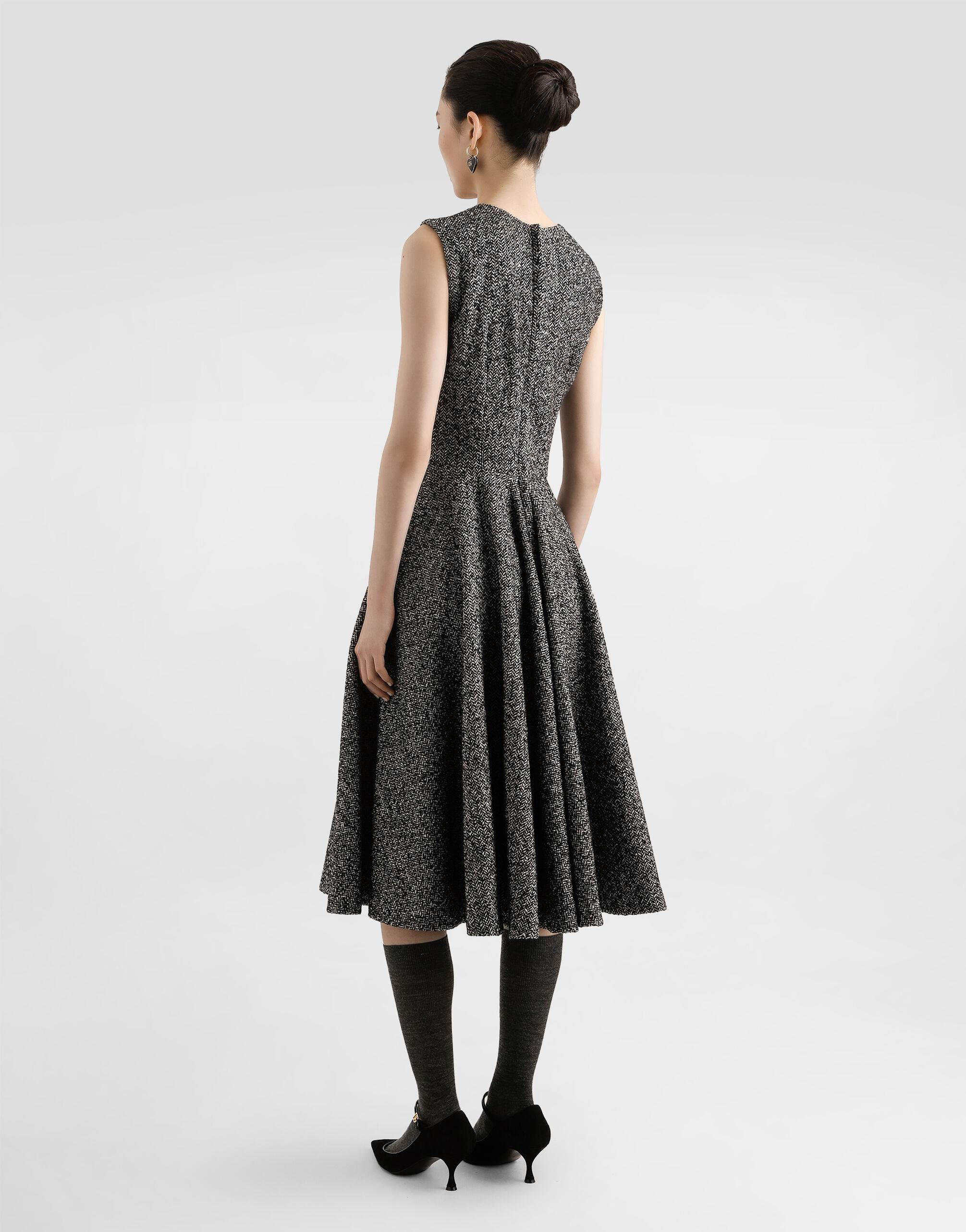 Sleeveless dress with chevron print - 5