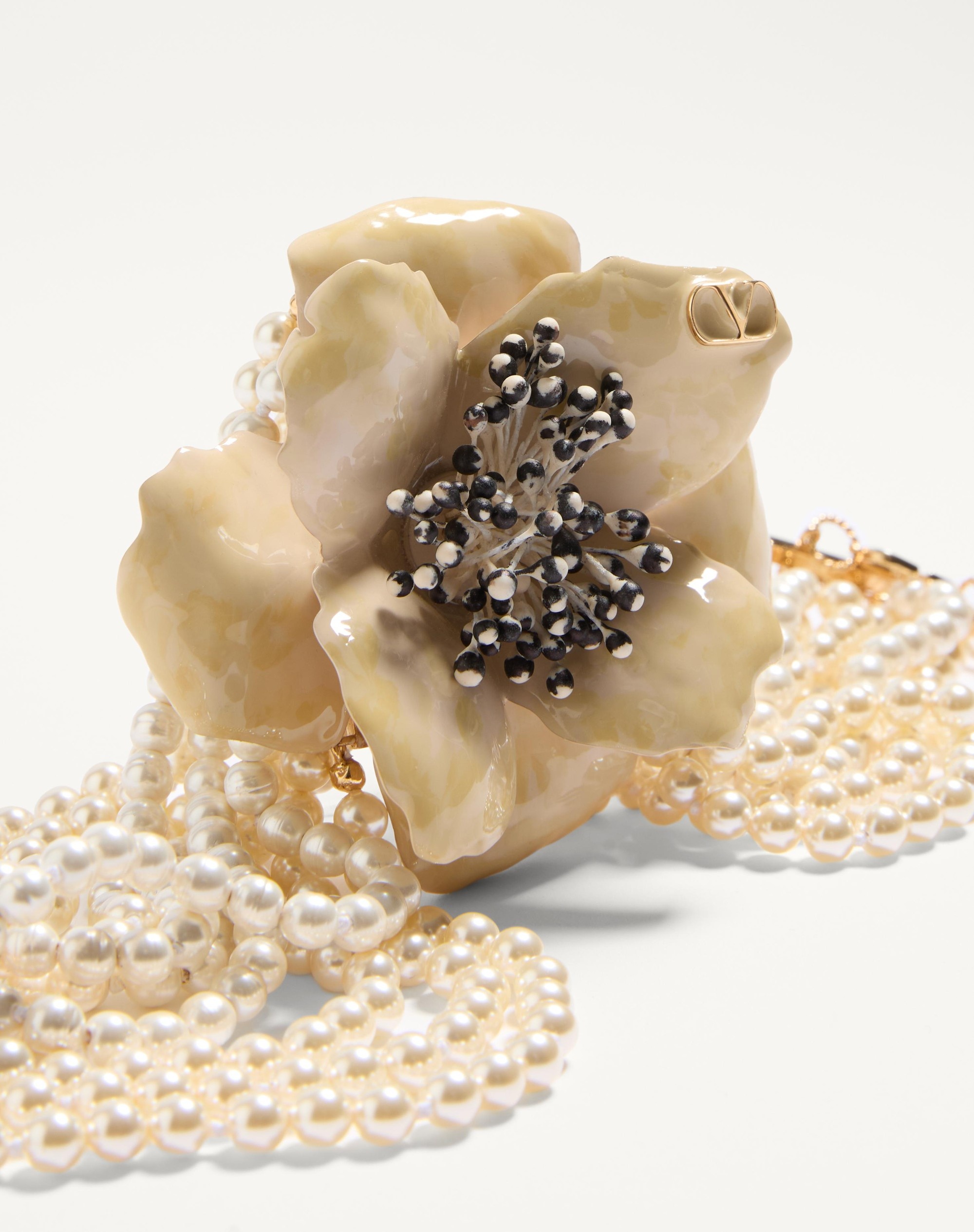 FLEUR LUMINEUSE NECKLACE IN METAL, ENAMEL, PEARLS AND FABRIC - 4