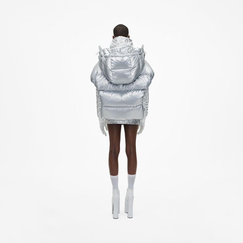 THE HOODED PUFFER VEST 4