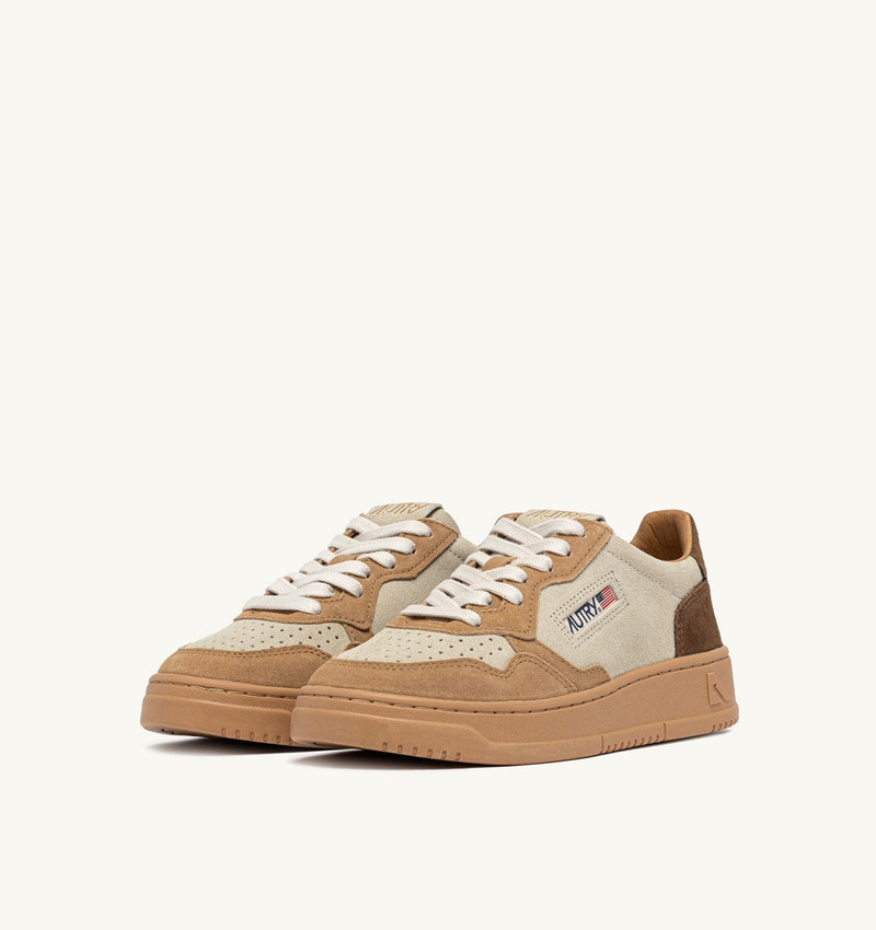 AUTRY MEDALIST LOW TRICOLOR SNEAKERS IN SUEDE COLOR TUNDRA EGG AND PEANUT outlook