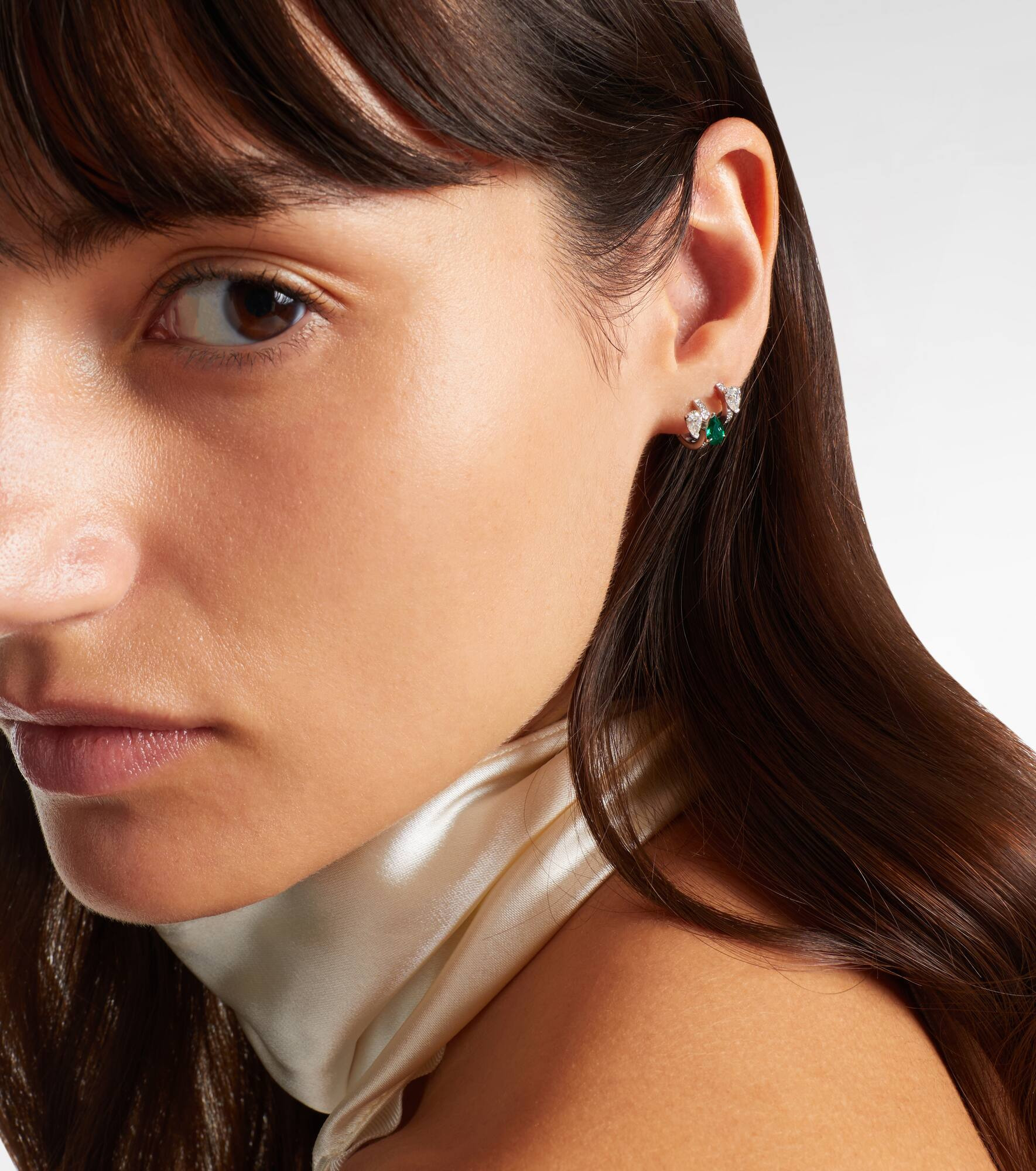 Serti Sur Vide 18kt white gold single earring with diamonds and emerald - 2