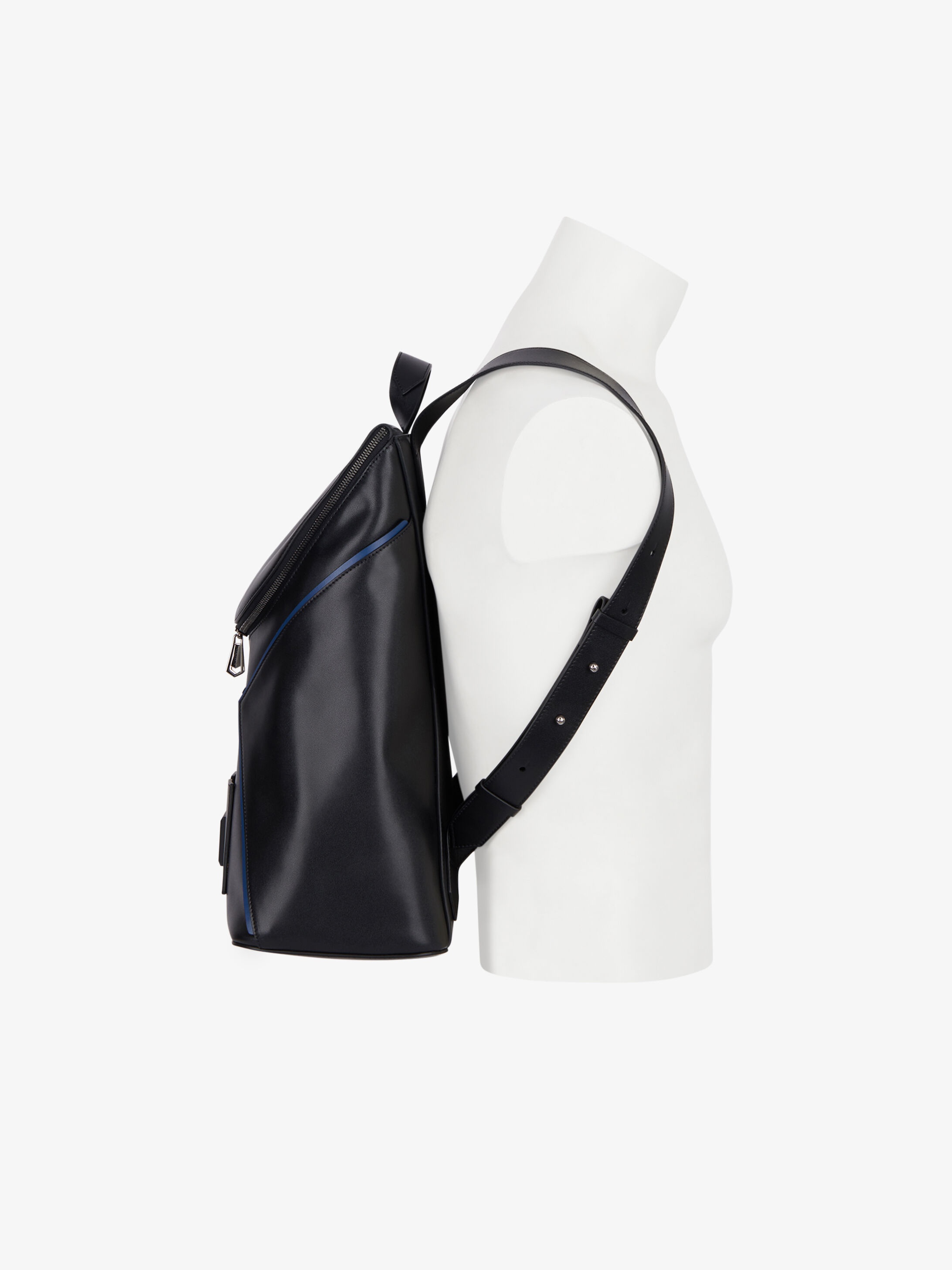 Backpack in leather with contrasting details - 3