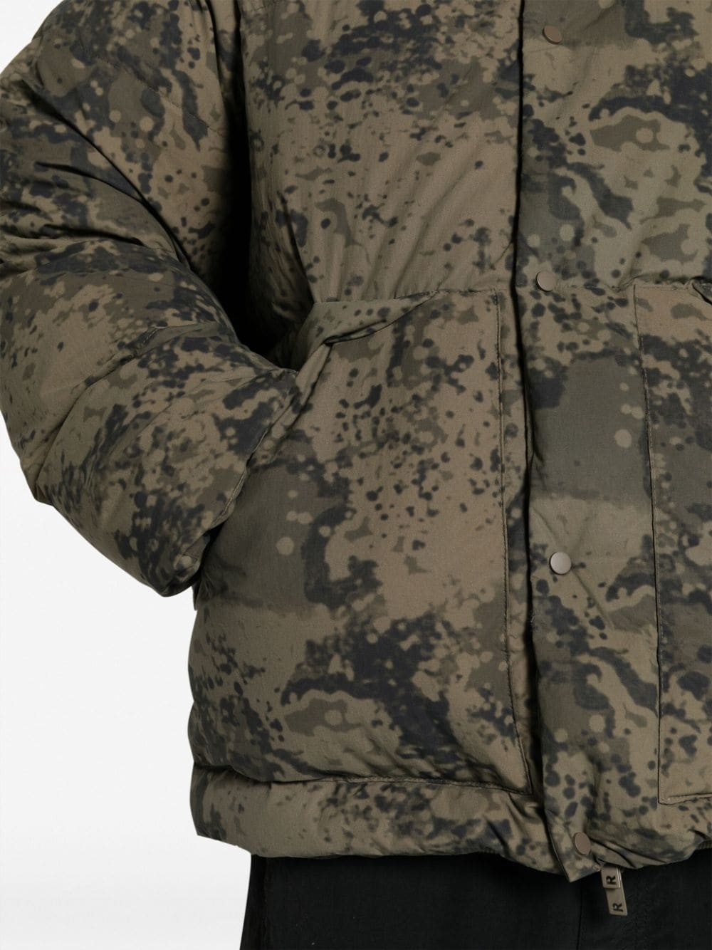 logo-embroidered camouflage puffer jacket - 5