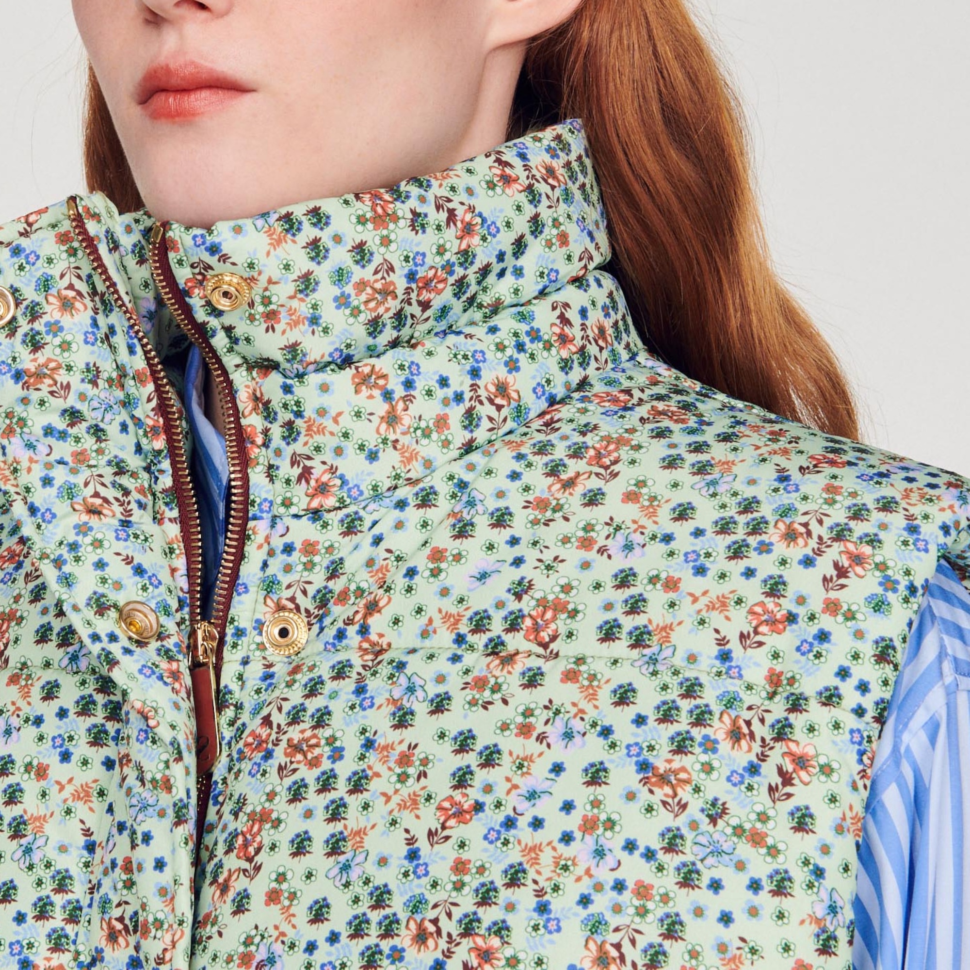 Short sleeveless padded jacket and print - 4