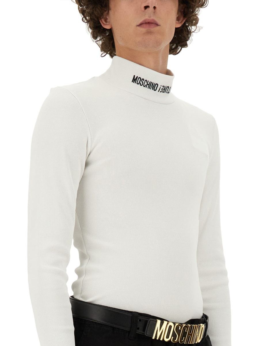 Tシャツ・カットソー Moschino FW24 UPSIDEDOWN LOGO SHIRT (02267035_1001) LOGO SHIRT Moschino FW24 (02267035_1001) Tシャツ・カットソー UPSIDEDOWN