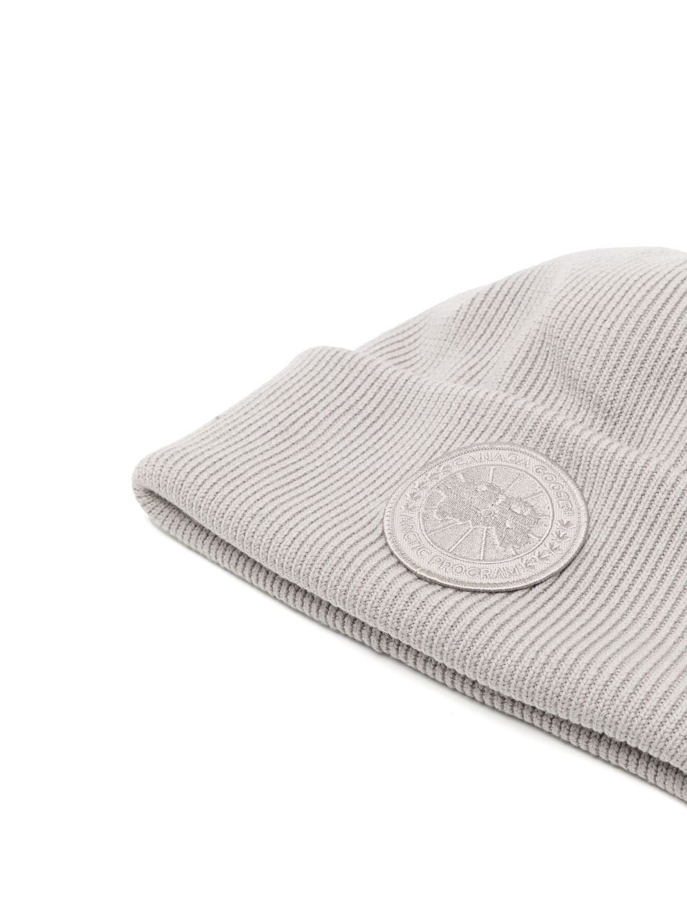 logo-patch ribbed-knit beanie - 2