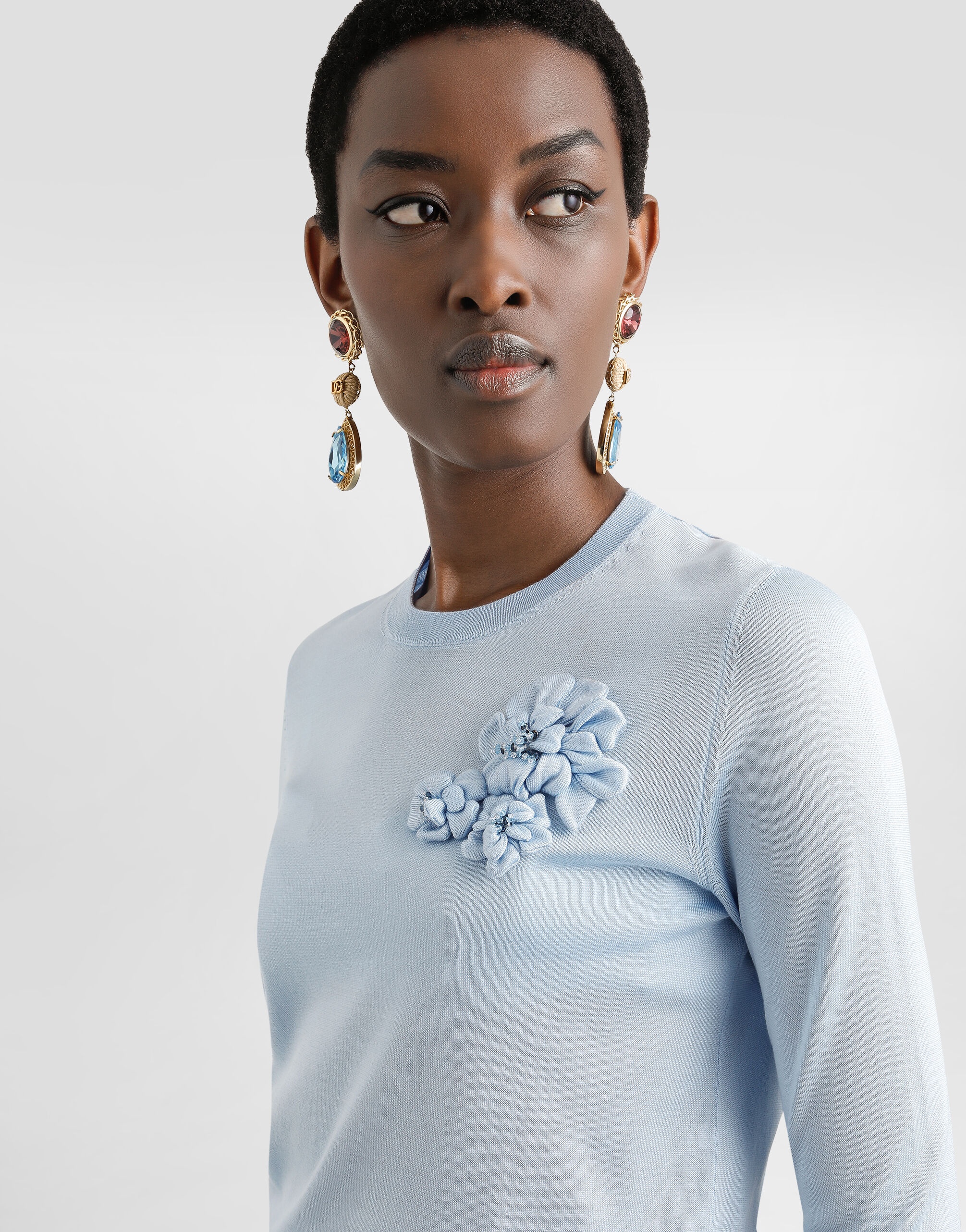 Silk pullover with flower brooch - 4