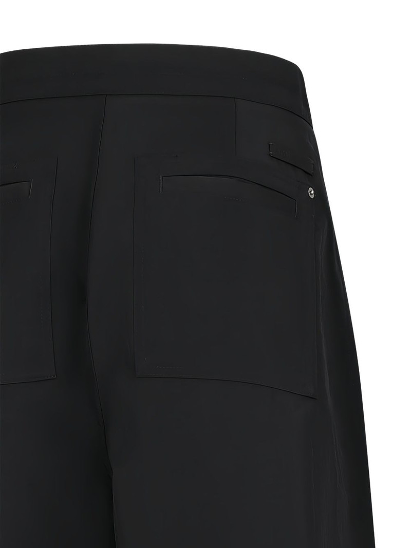 zip-fastening trousers 3