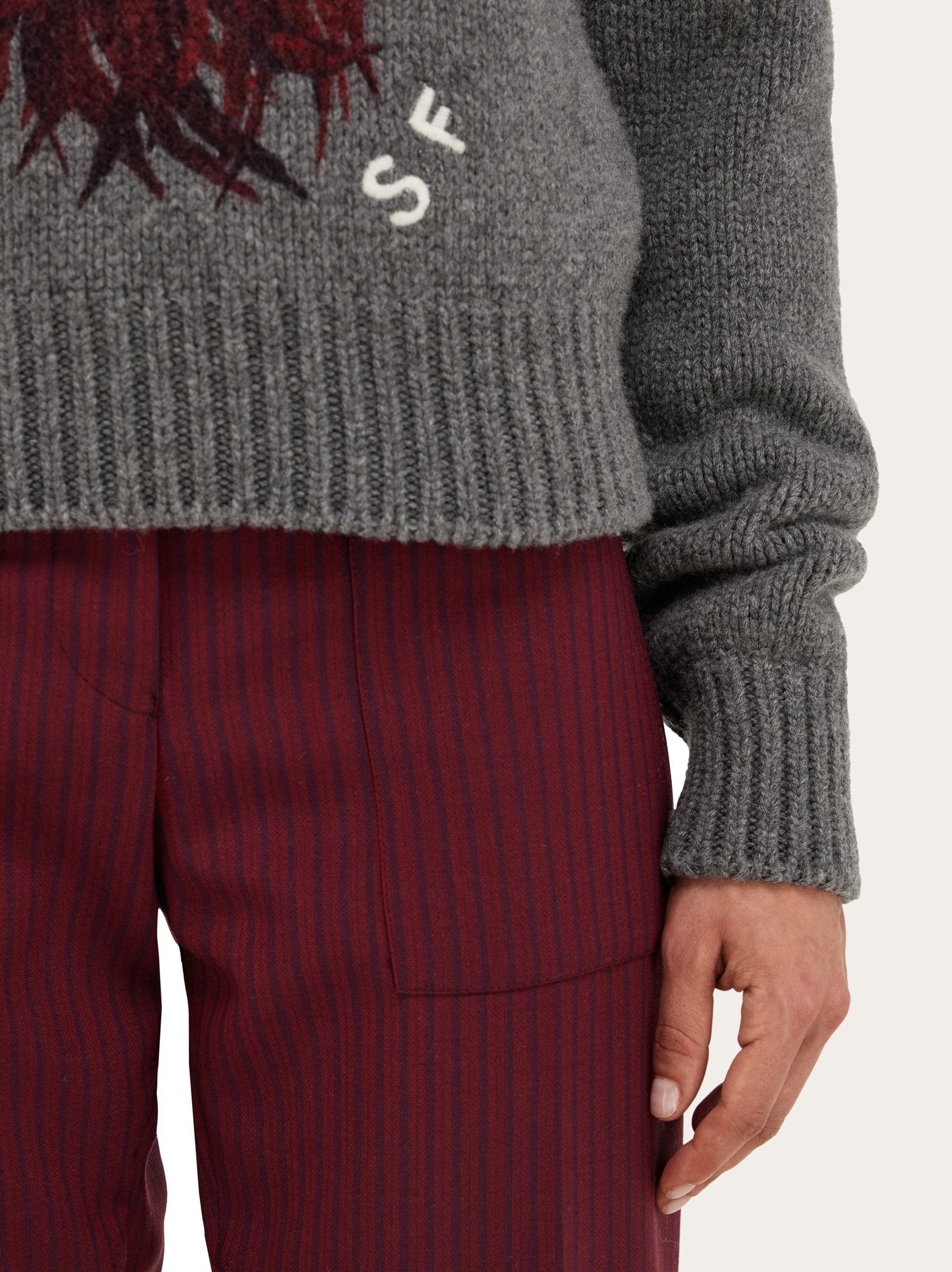 V-neck sweater with floral motif - 5