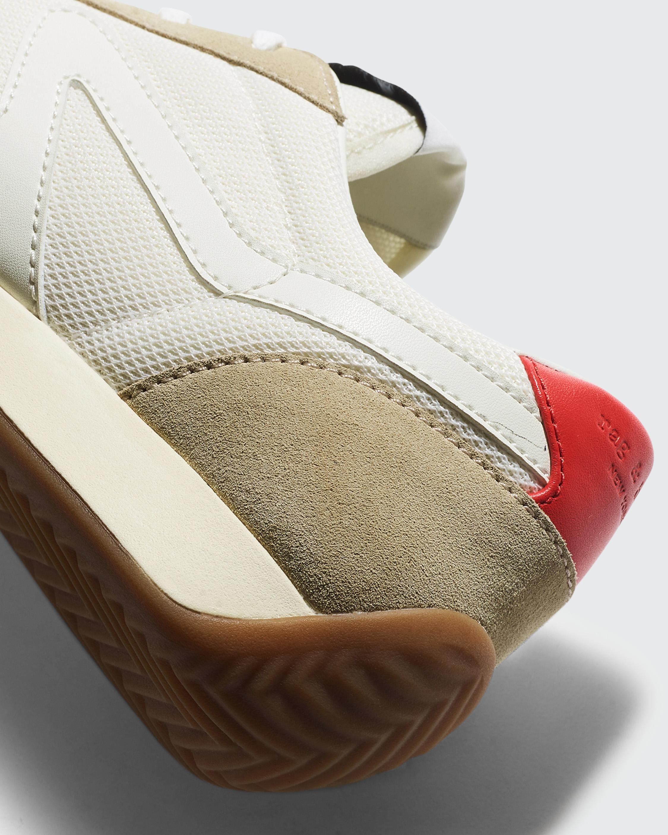 Retro Runner - Suede
Low Top Sneaker - 7