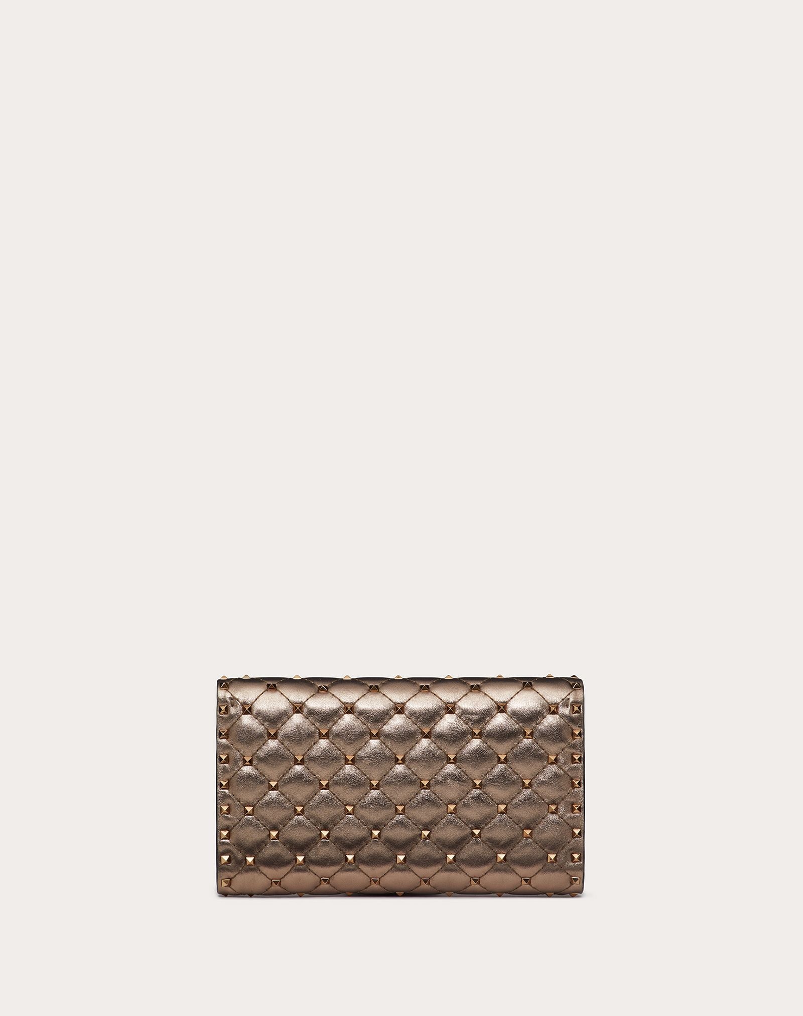 ROCKSTUD SPIKE CROSSBODY CLUTCH BAG IN METALLIC NAPPA LEATHER. - 3