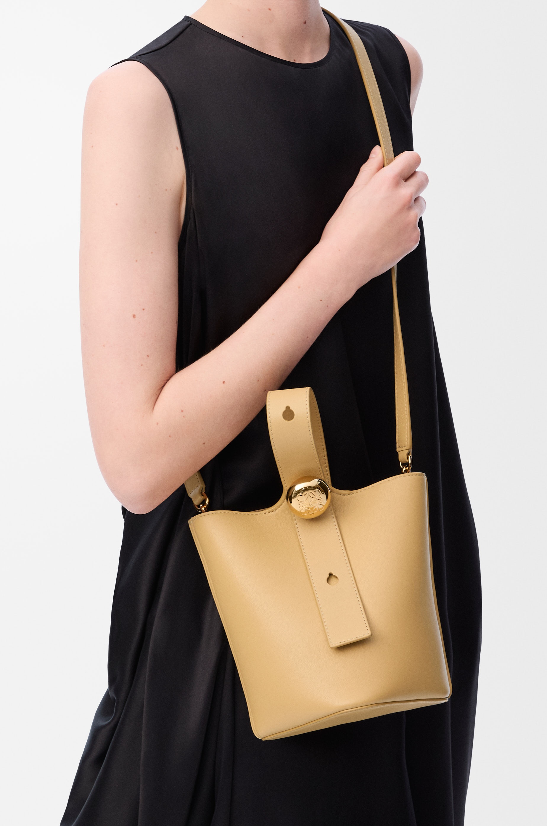 Mini Pebble bucket in smooth calfskin - 4