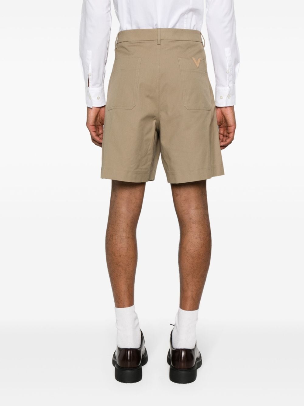 V logo-plaque cotton shorts - 4
