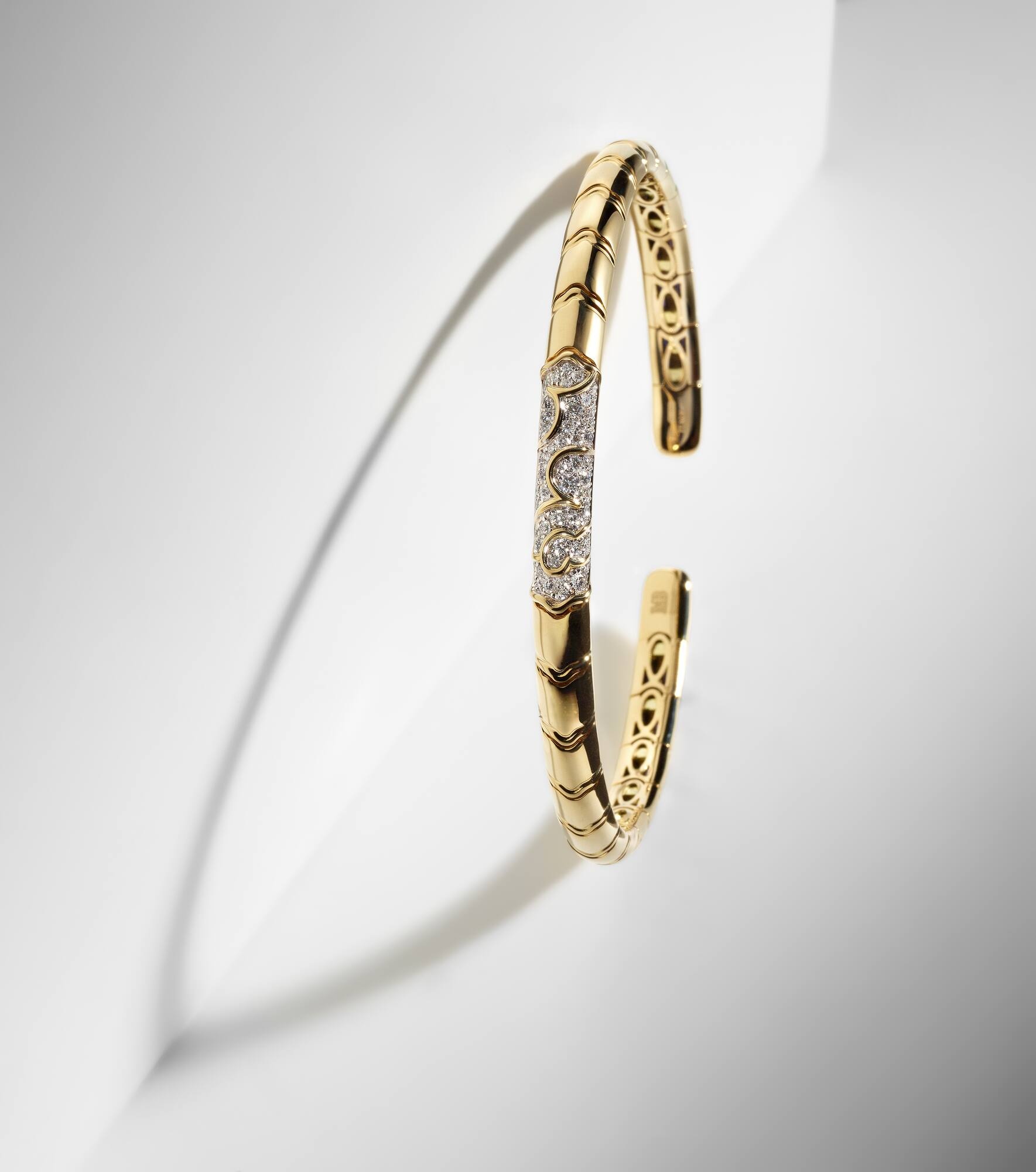 Ondine 18kt gold bangle with diamonds - 5