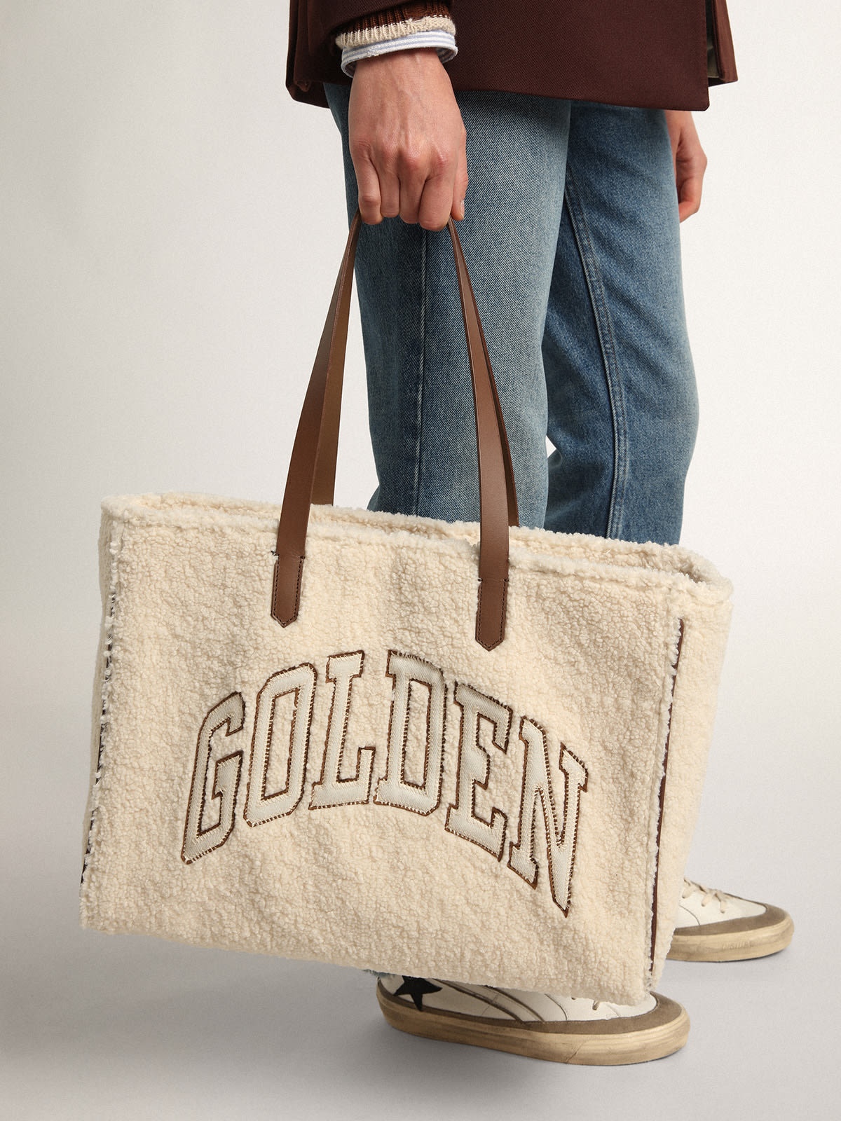 East-West California Bag in white faux fur with Golden lettering and contrasting handles - 3