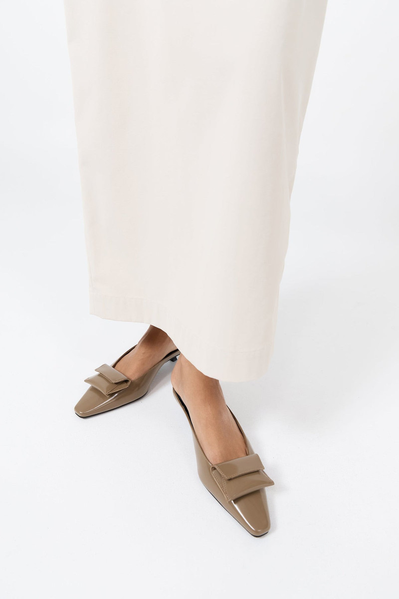 ST. AGNI Petit Pouch Heel - Oak outlook