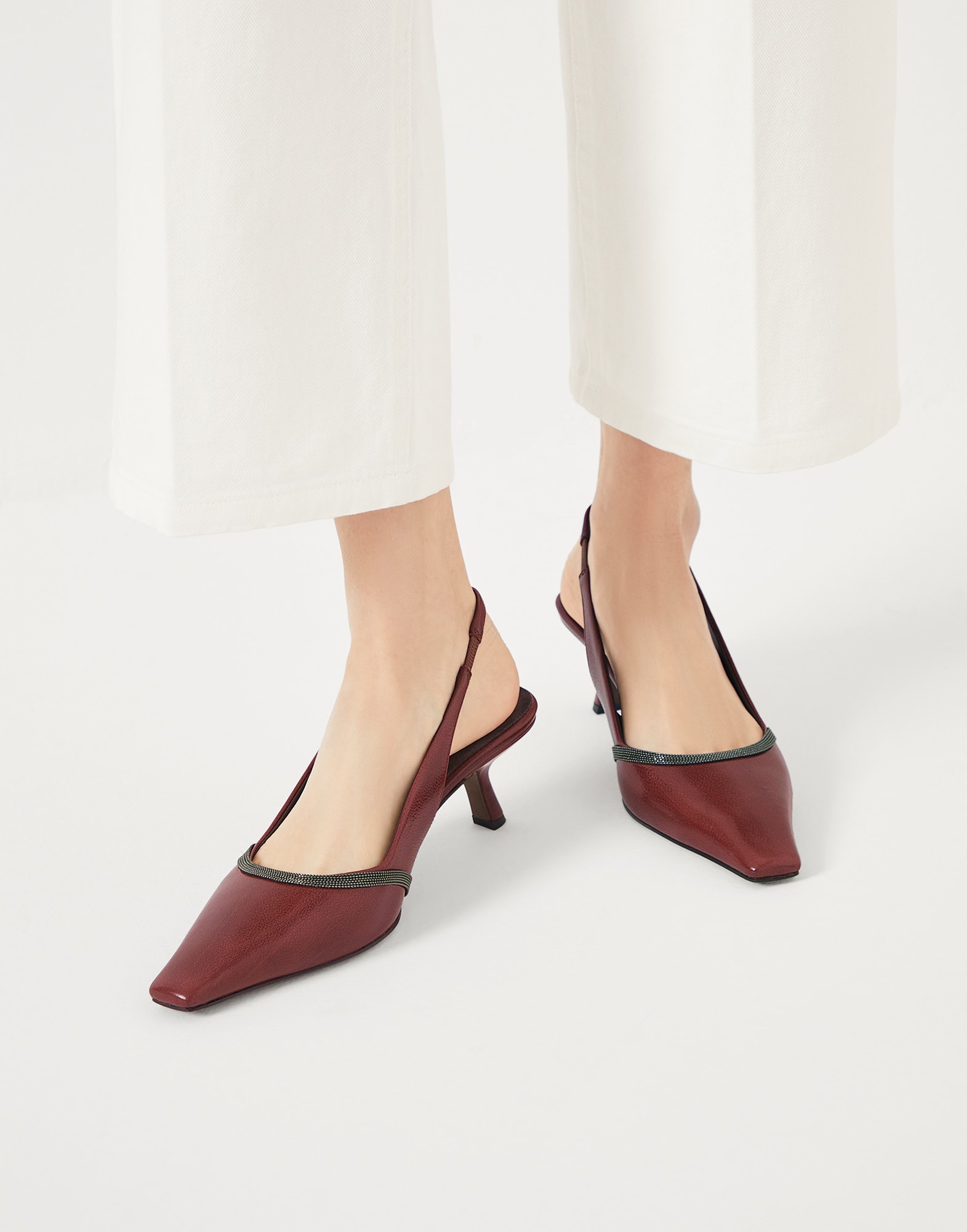 Classic leather slingback city heels with shiny contour - 4