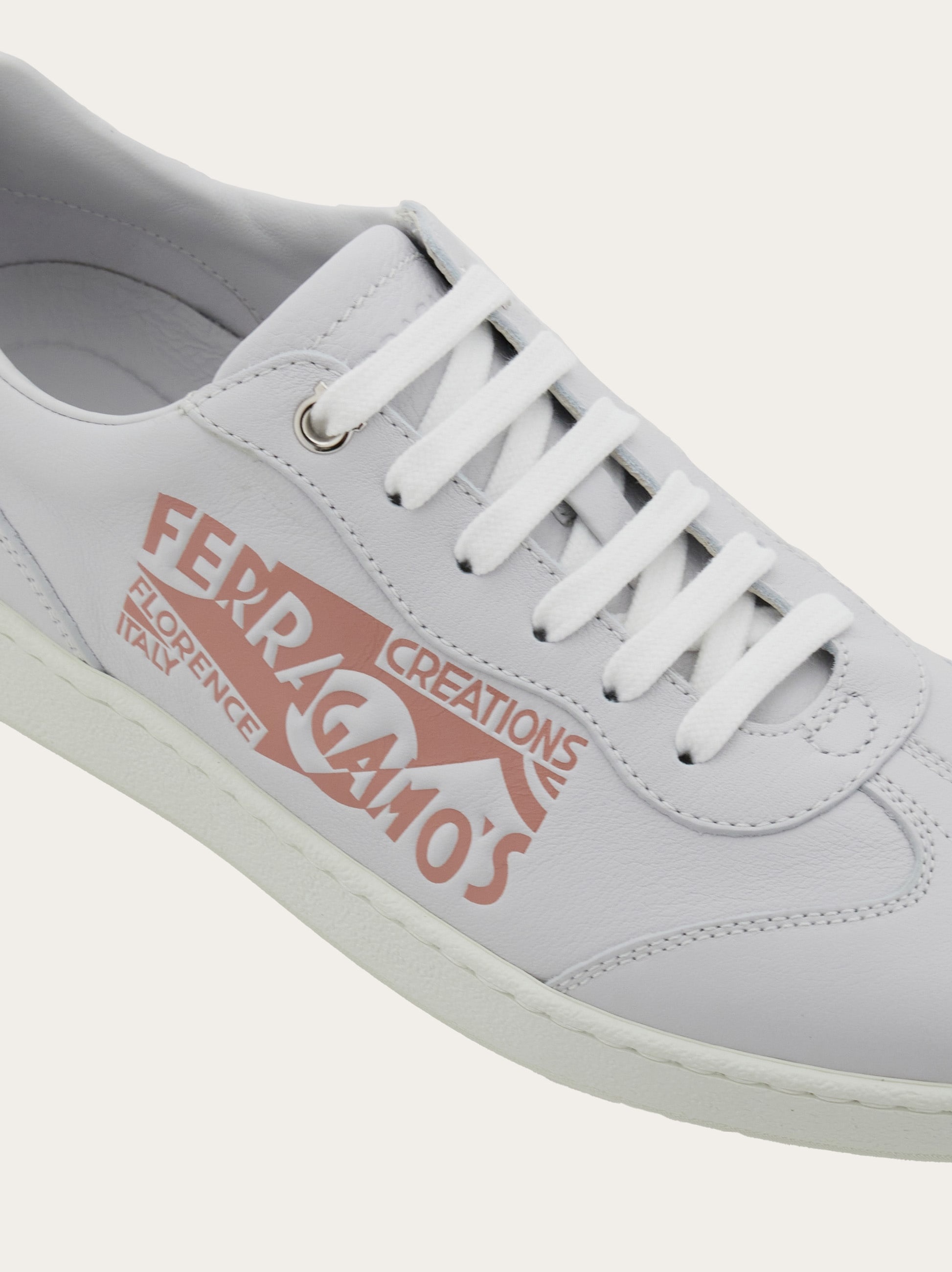 Low top sneaker with logo - 7