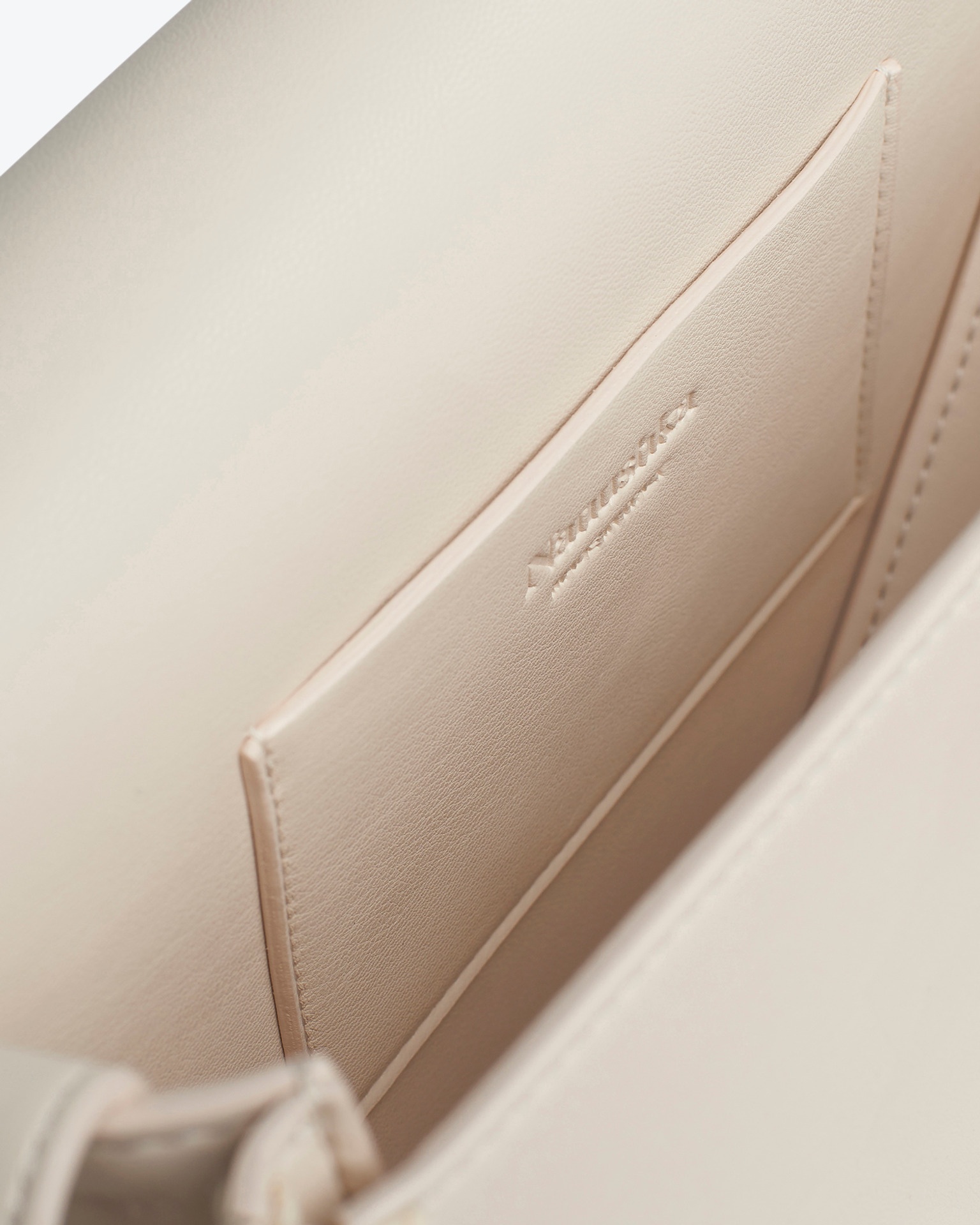 THE TRIANGLE BAG MEDIUM - Alt-nappa shoulder bag - Off-white/creme - 5
