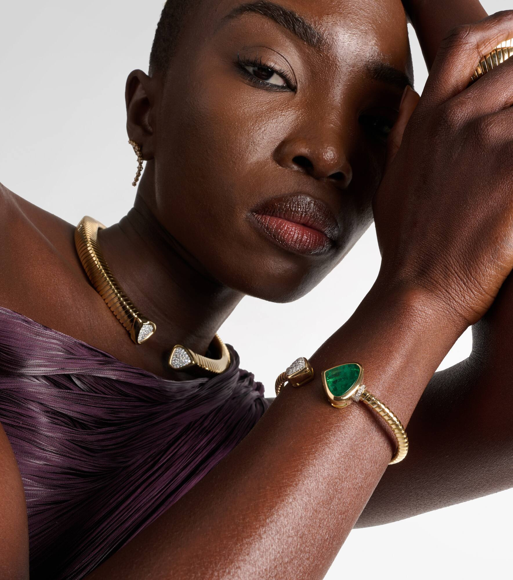 Trisolina 18kt gold cuff bracelet with diamonds and emerald - 2