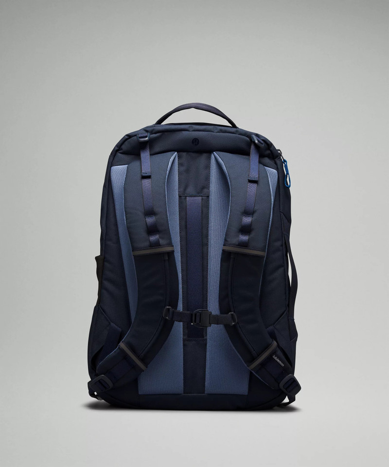 Triple-Zip Backpack 28L 3
