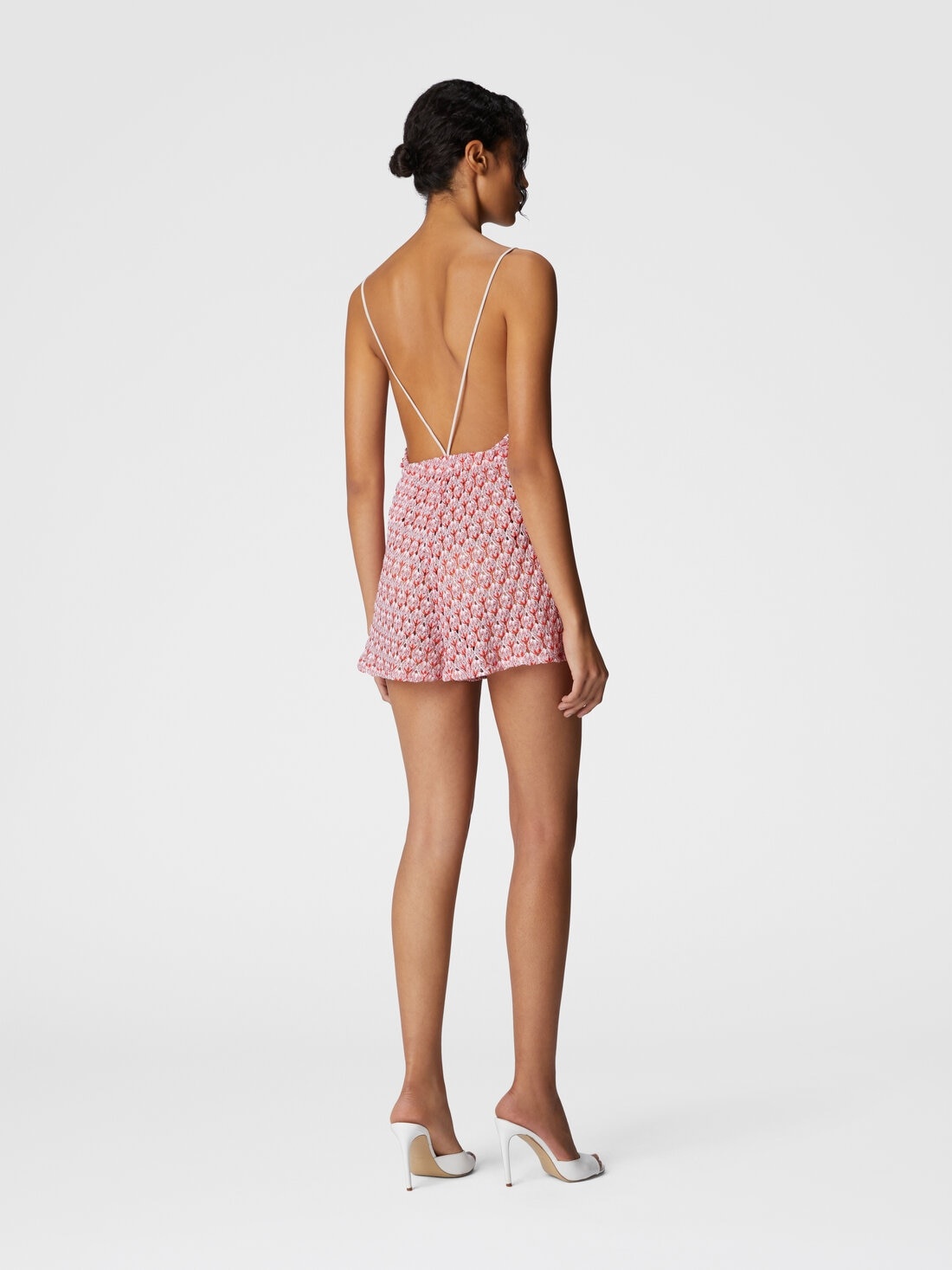 Short jumpsuit in lace with open back - 3