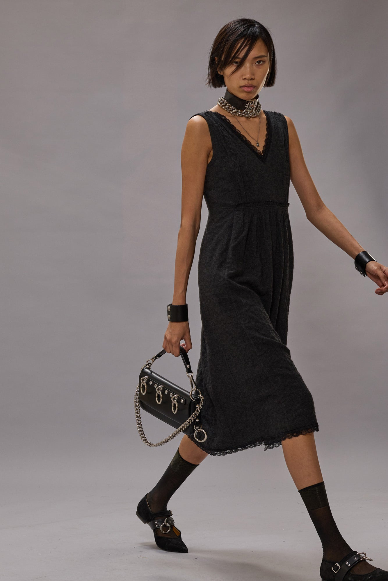 SLEEVELESS V-NECK MIDI - 2