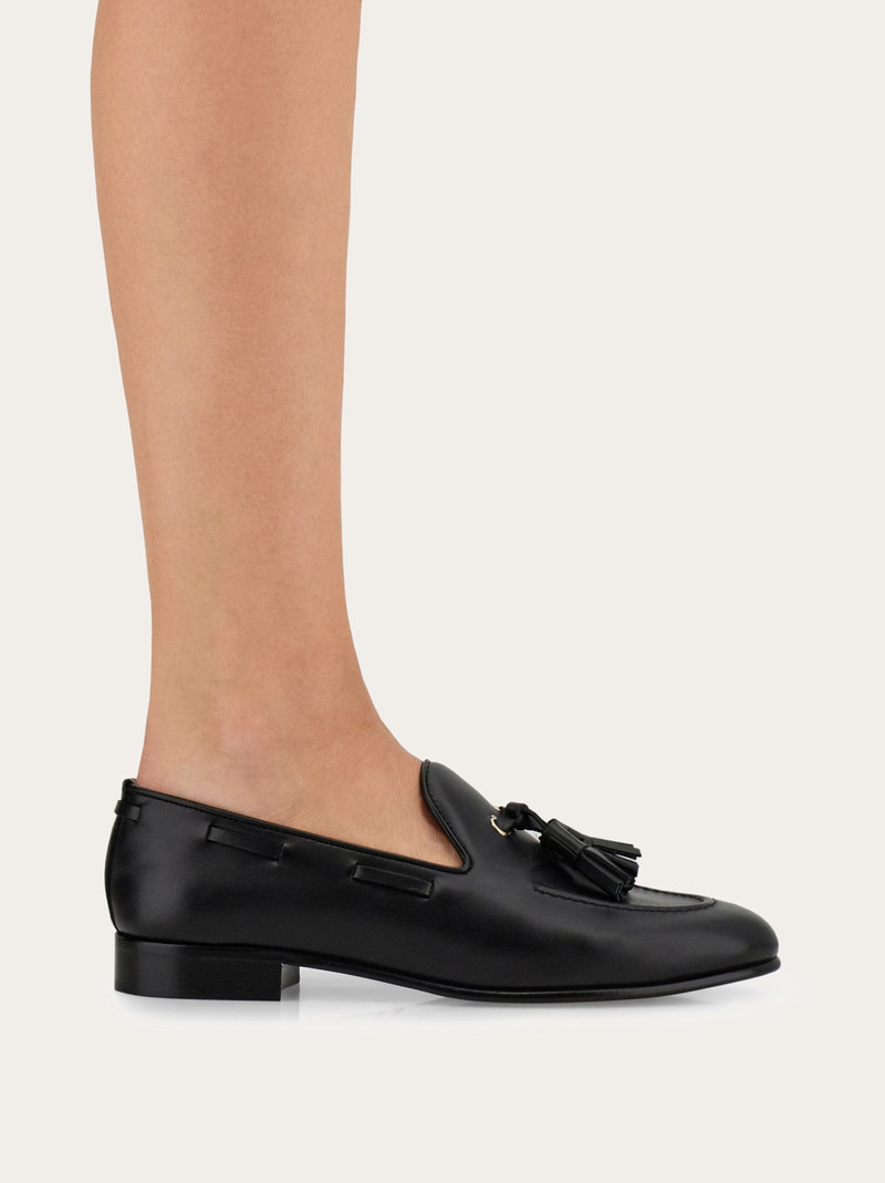Loafer with tassel detail 4