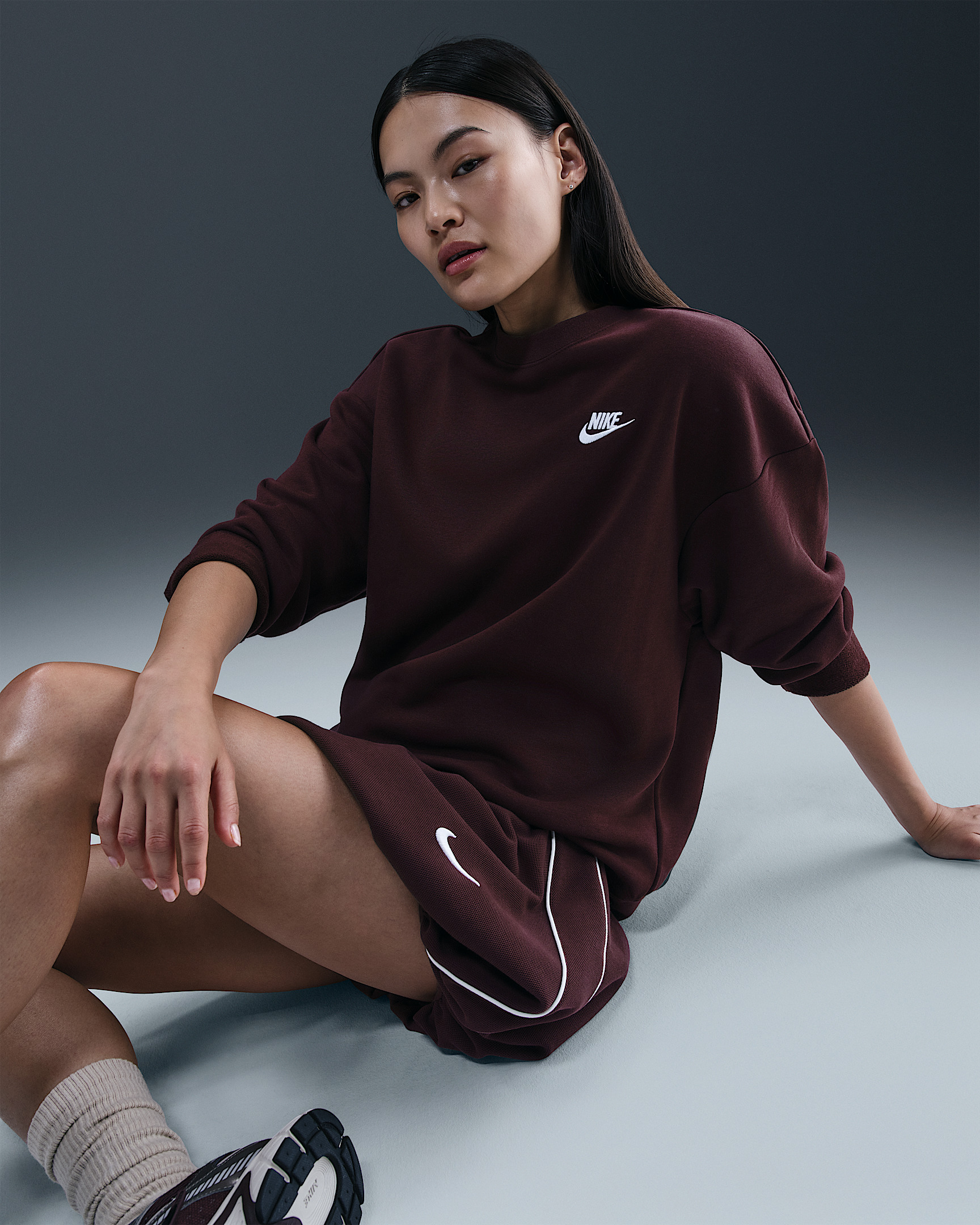 Nike Sportswear Club Fleece Women's Loose Crew-Neck Sweatshirt - 3