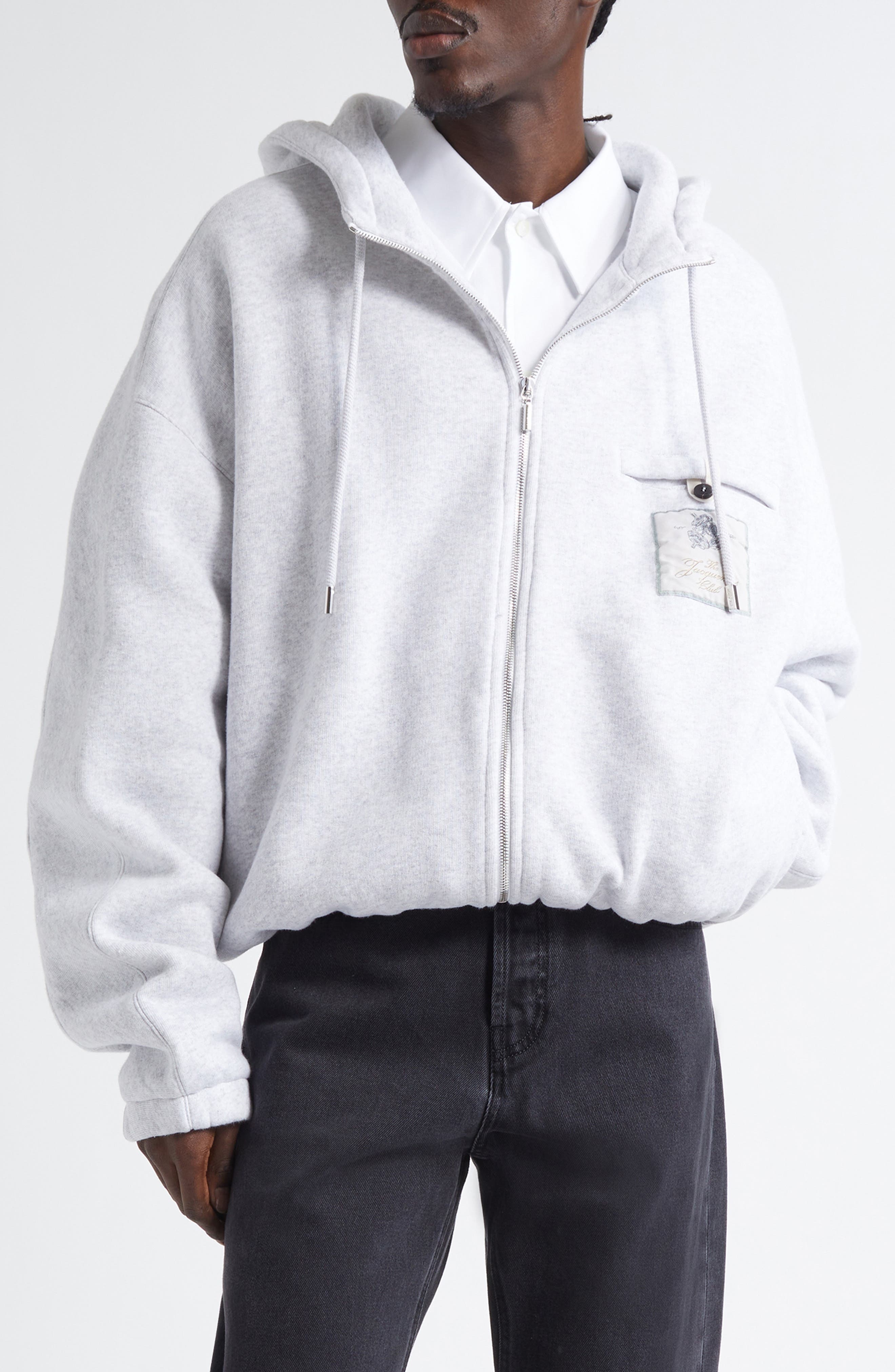 Jacquemus Le Hoodie Torneo Club Logo Patch Cotton Hoodie in Athletic Club Grey at Nordstrom - 1