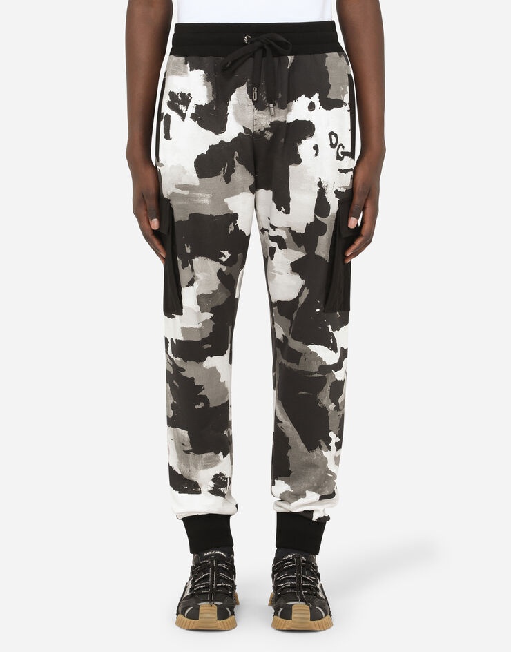 Camouflage jogging pants with patch embellishment - 1