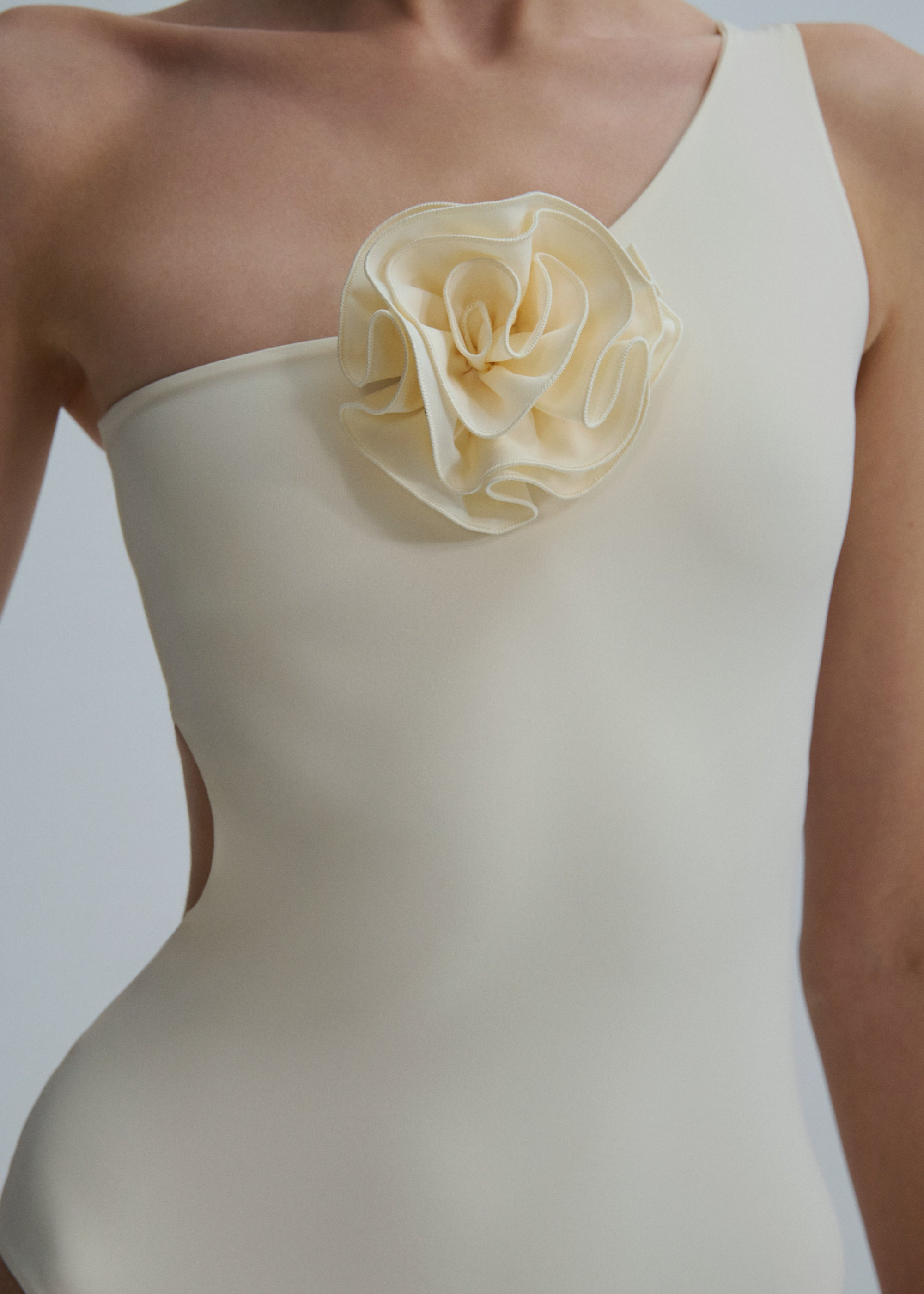 Back cutout swimsuit in cream - 3