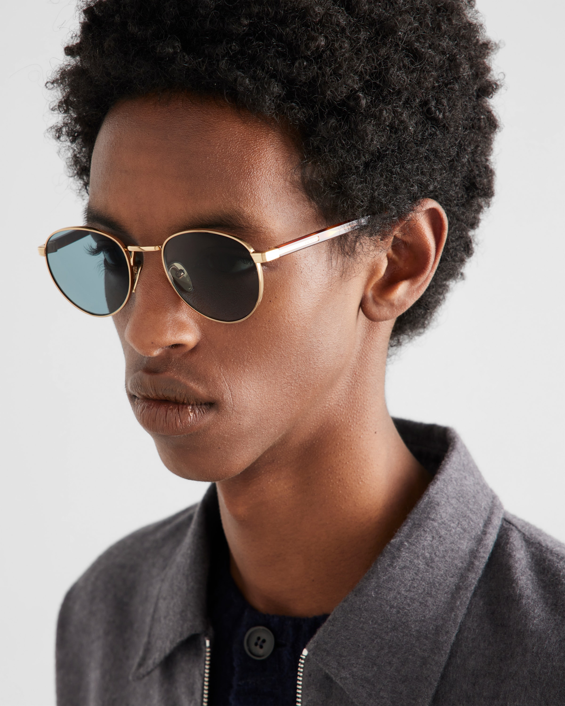 Sunglasses with the iconic metal plaque - 2
