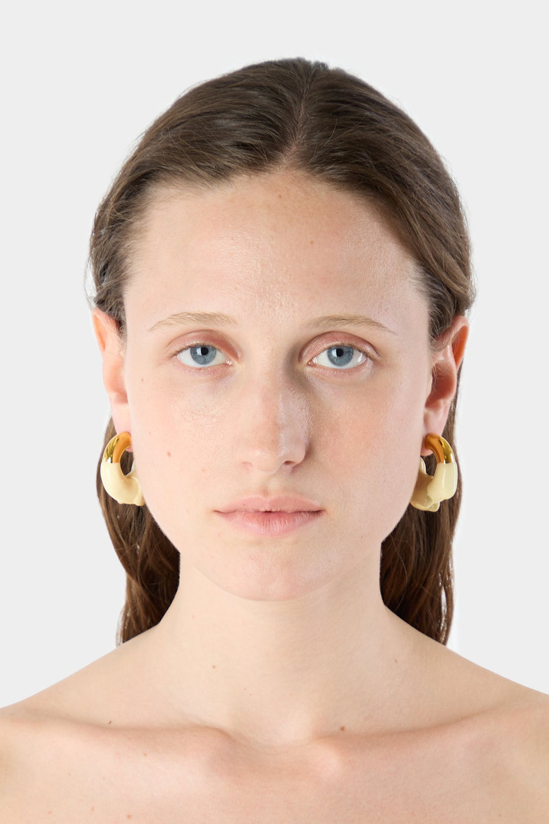SUNNEI SMALL RUBBERIZED EARRINGS GOLD / cream & beige outlook