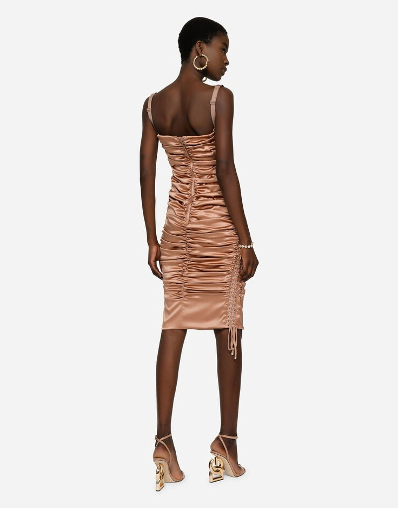 Satin midi 드레스 와 draping 과 lacing 3