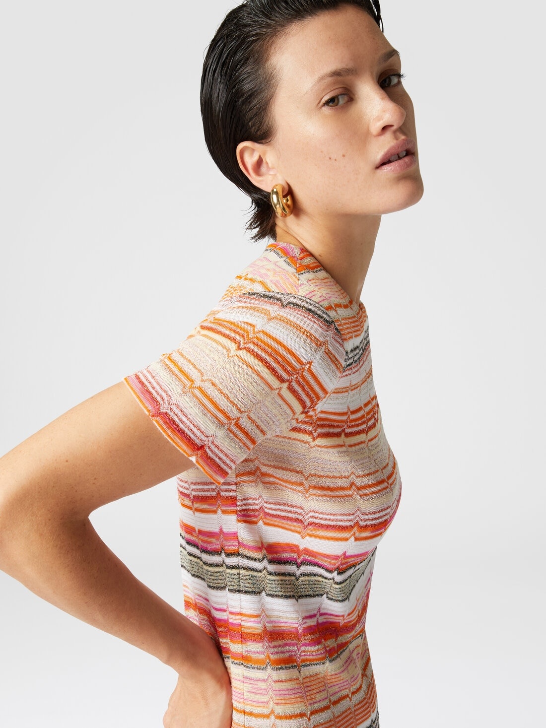 Short-sleeved mini-dress with Greek zig zag lamé - 5
