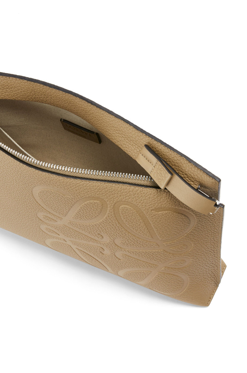 T Pouch in grained calfskin 4